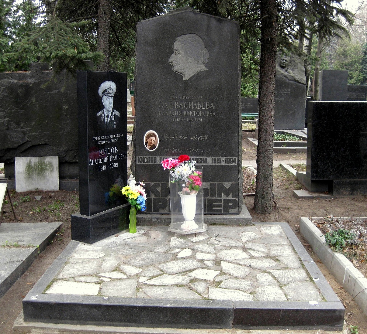 Памятник на могиле Оде-Васильевой К.В. (1892–1965) и Кисова А.И. (1918–2009), на Новодевичьем кладбище (6–29–4).