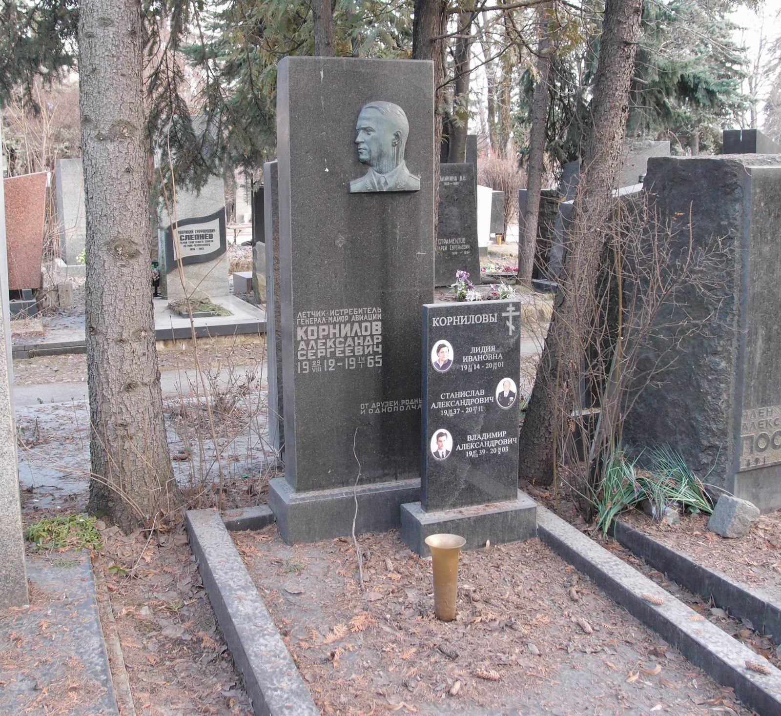 Памятник на могиле Корнилова А.С. (1912–1965), на Новодевичьем кладбище (6–14–8).