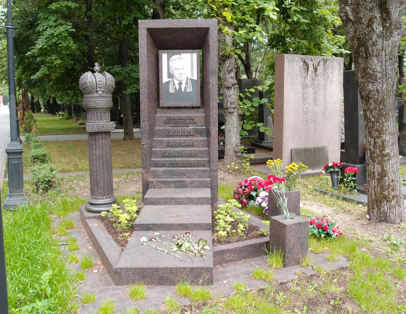 Памятник на могиле Лебедева В.М. (1943–2024), автор Л.Мурзич, на Новодевичьем кладбище (6–40–1).