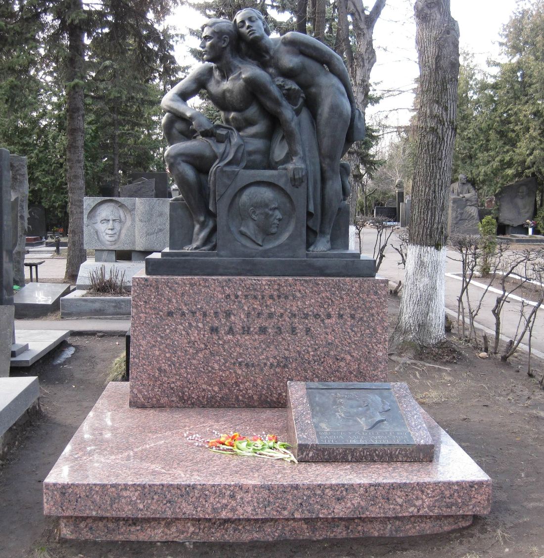 Памятник на могиле Манизера М.Г. (1891–1966), ск. О.Манизер, арх. И.Рожин (увеличенная копия скульптуры М.Манизера), на Новодевичьем кладбище (6–37–1).