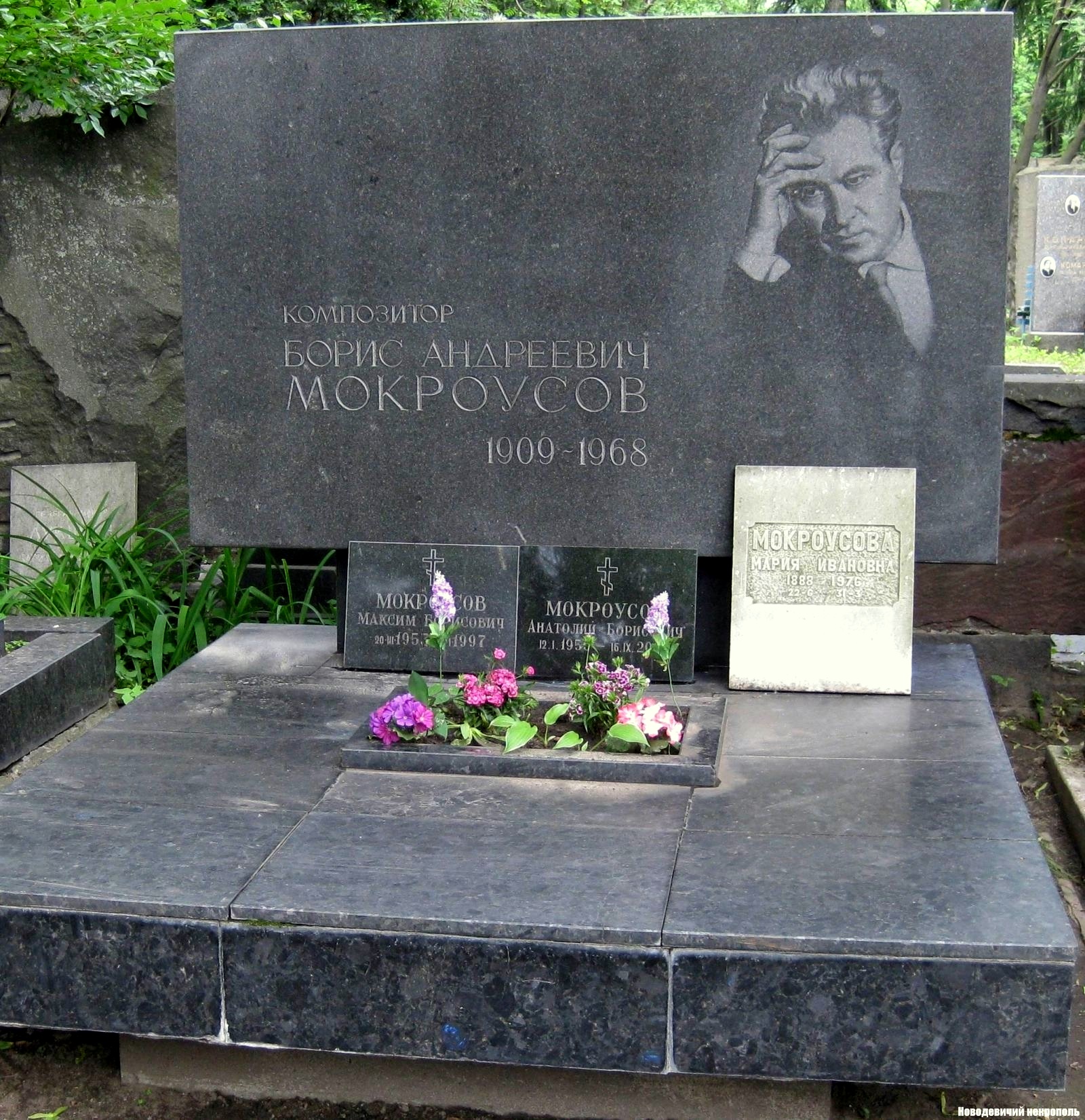 Памятник на могиле Мокроусова Б.А. (1909–1968), на Новодевичьем кладбище (6–36–6).