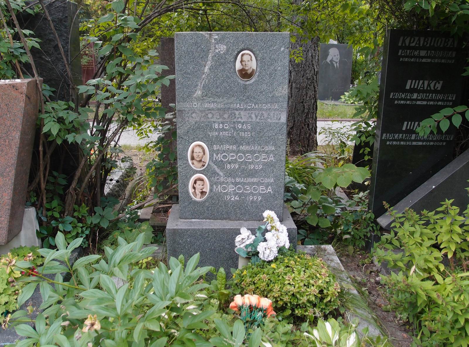 Памятник на могиле Морозовой-Худаш А.В. (1880–1965), на Новодевичьем кладбище (6–15–8).