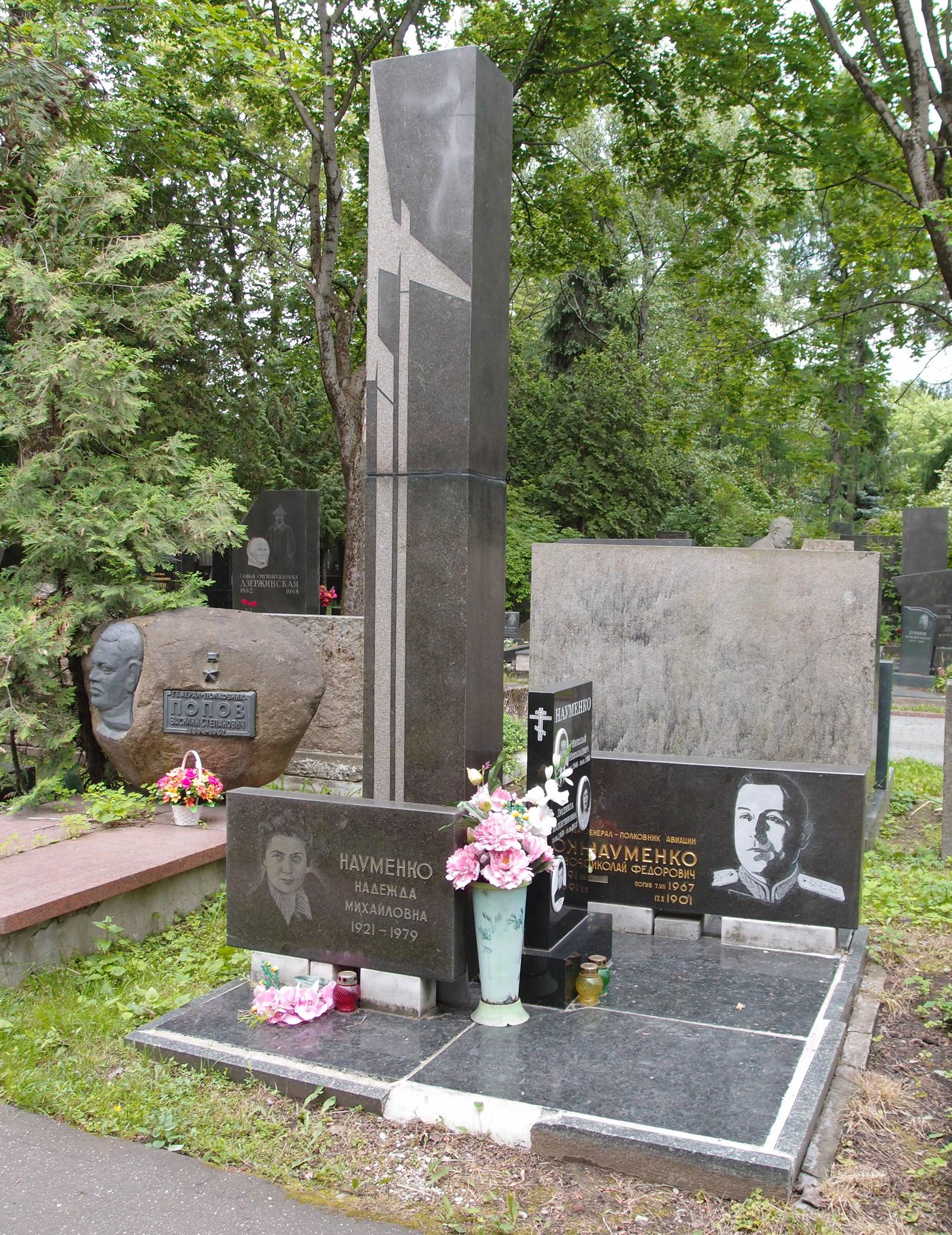 Памятник на могиле Науменко Н.Ф. (1901–1967), на Новодевичьем кладбище (6–38–8).