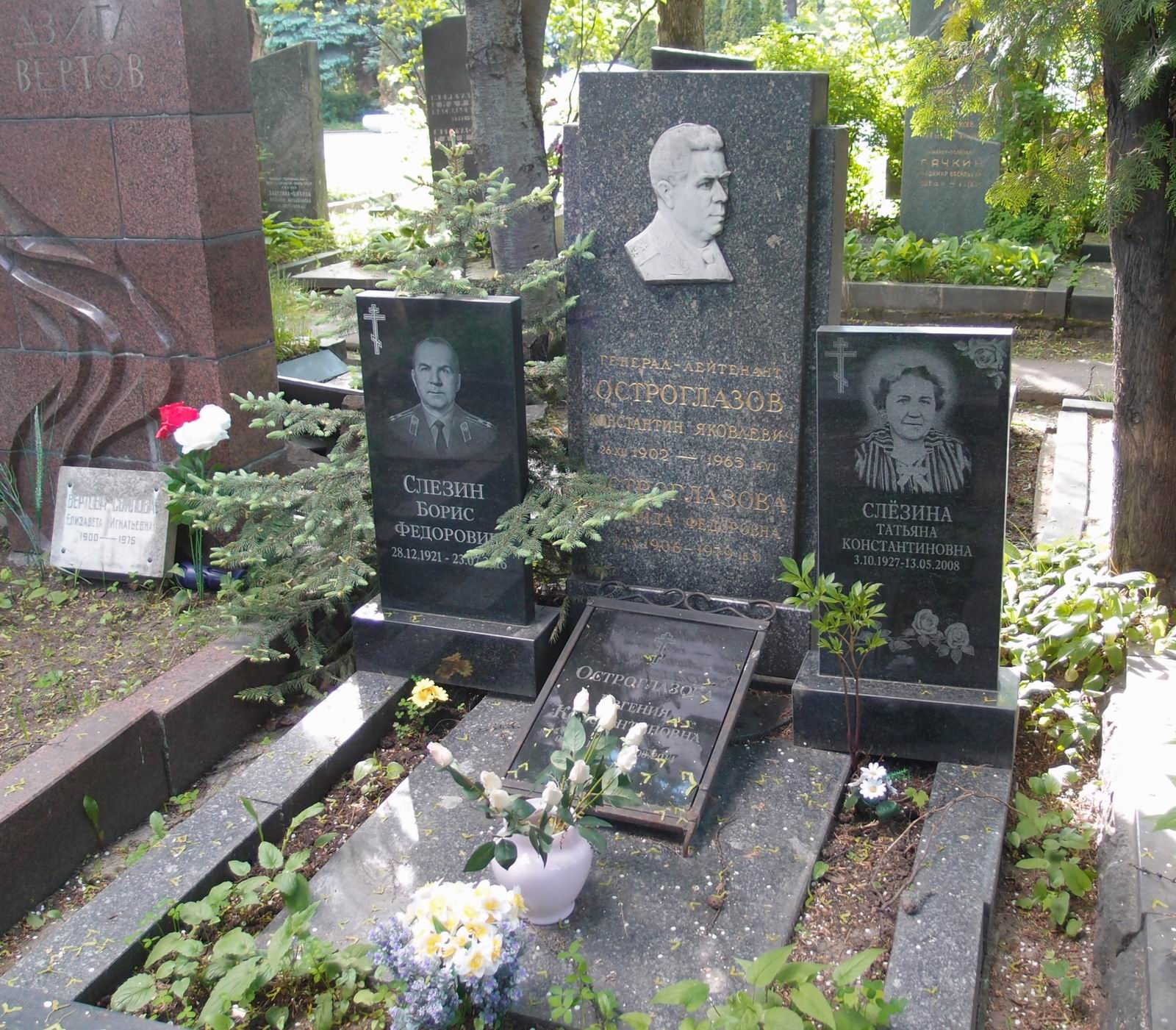 Памятник на могиле Остроглазова К.Я. (1902–1965), на Новодевичьем кладбище (6–19–3).