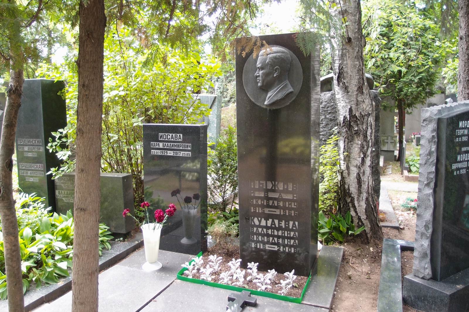 Памятник на могиле Пыжова И.Я. (1915–1966), на Новодевичьем кладбище (6–31–6).