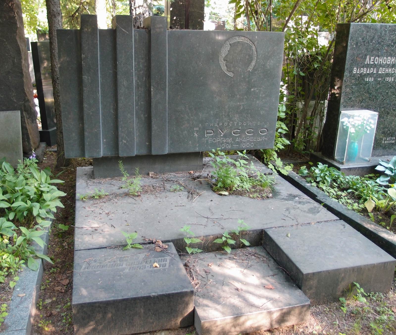 Памятник на могиле Руссо Г.А. (1901–1966), на Новодевичьем кладбище (6–30–5).