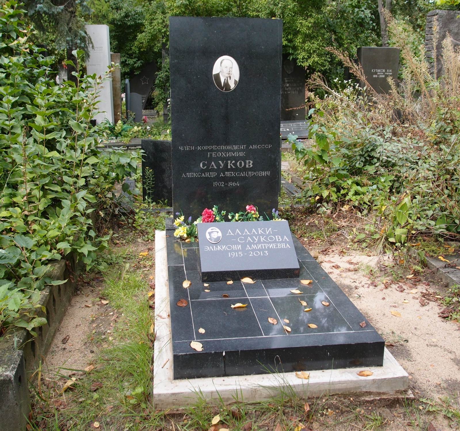 Памятник на могиле Саукова А.А. (1902–1964), на Новодевичьем кладбище (6–11–6).