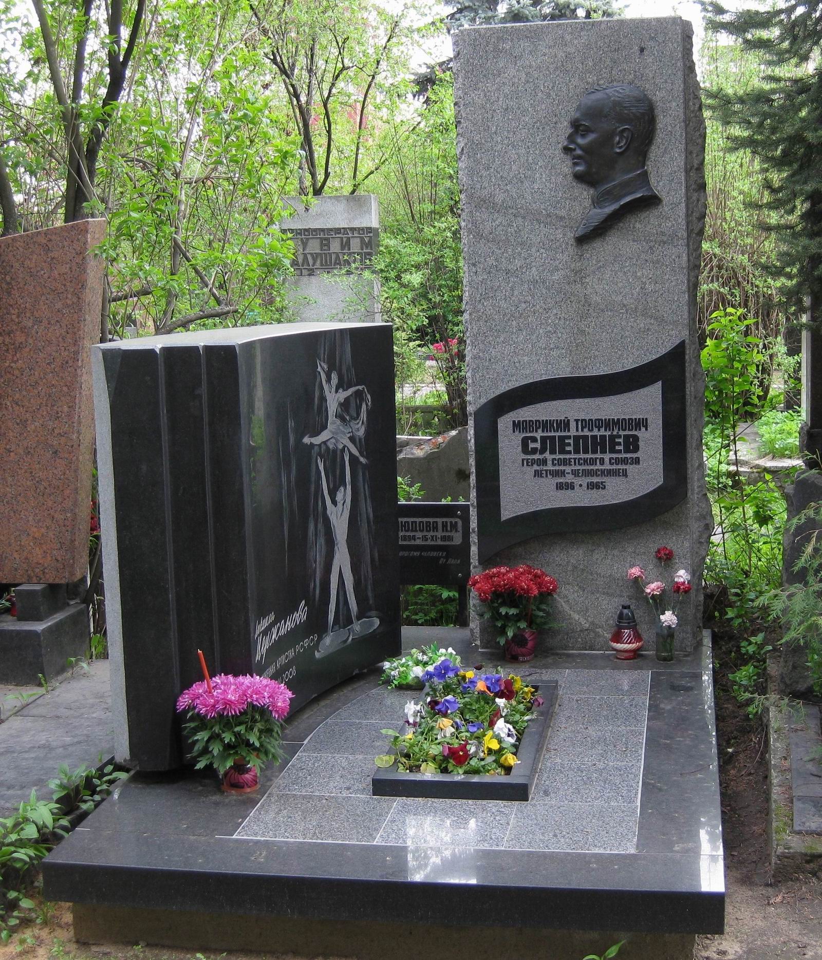 Памятник на могиле Слепнёва М.Т. (1896–1965), ск. Л.Кардашова, на Новодевичьем кладбище (6–12–8). Нажмите левую кнопку мыши чтобы увидеть фрагмент памятника.
