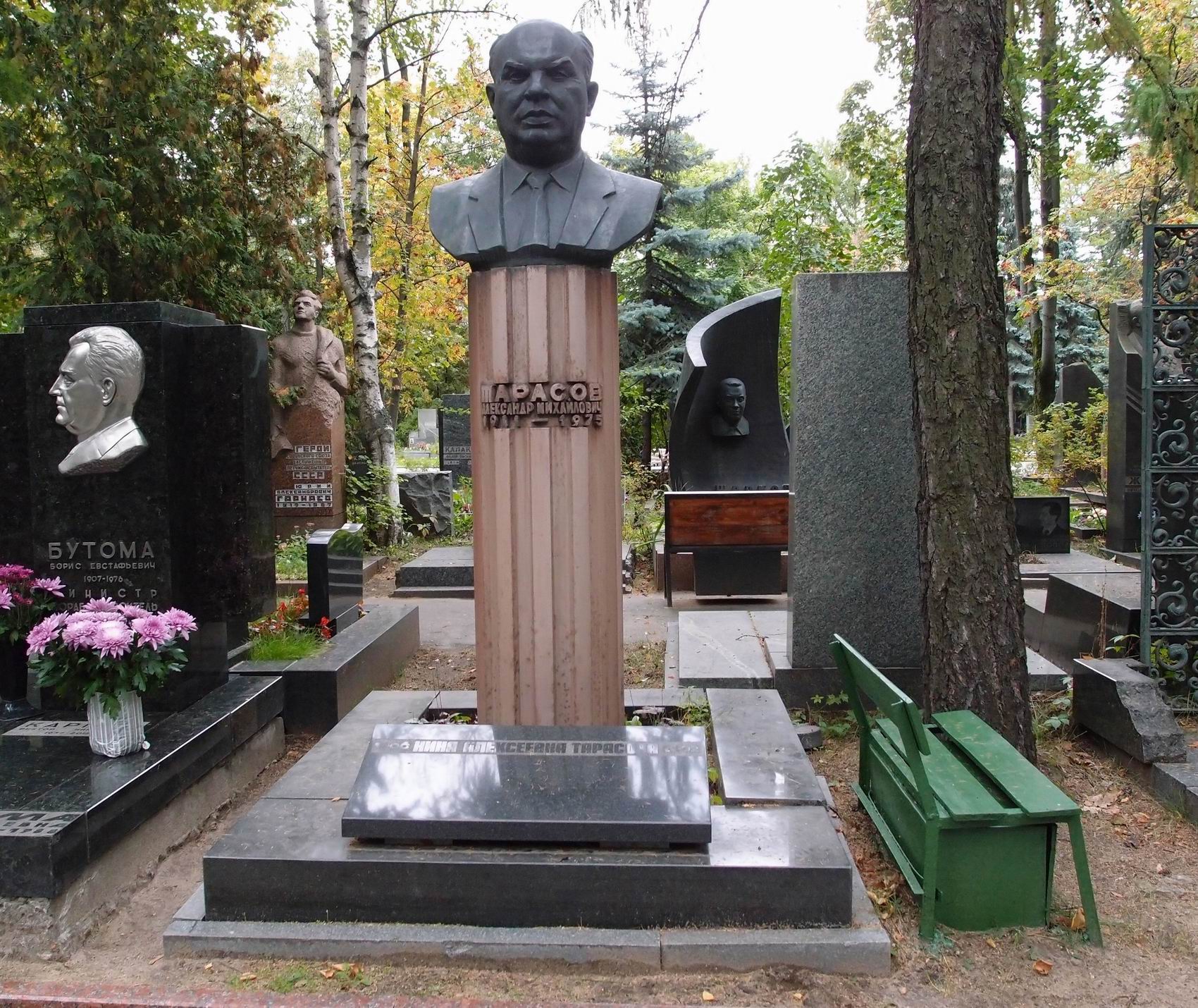 Памятник на могиле Тарасова А.М. (1911–1975), ск. Н.Саркисов, К.Енохович, арх. Ф.Казютин, на Новодевичьем кладбище (6–28–5).