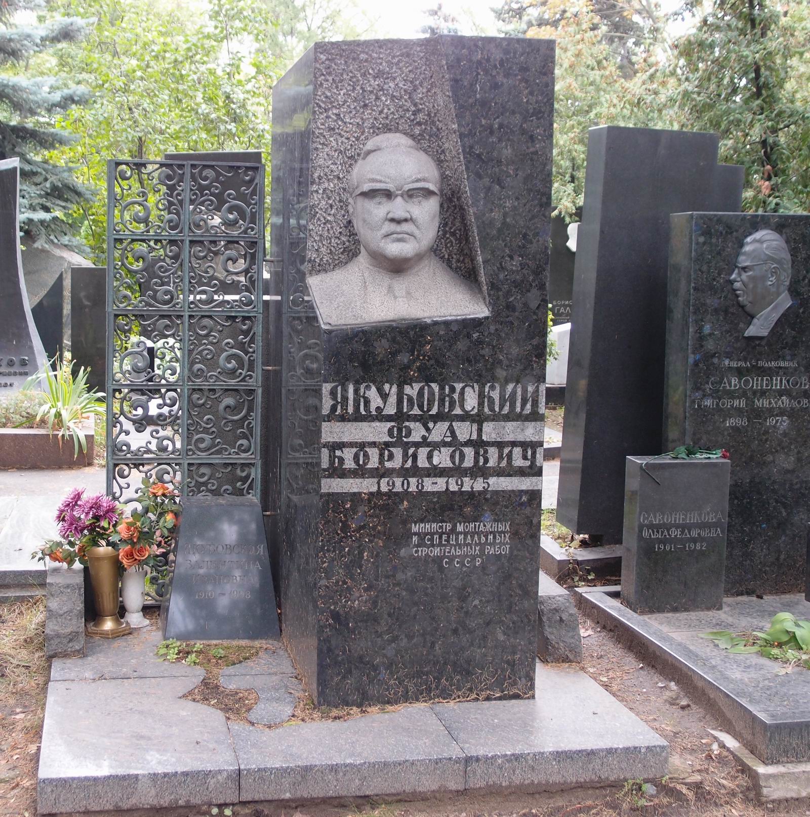 Памятник на могиле Якубовского Ф.Б. (1908–1975), на Новодевичьем кладбище (6–28–6).