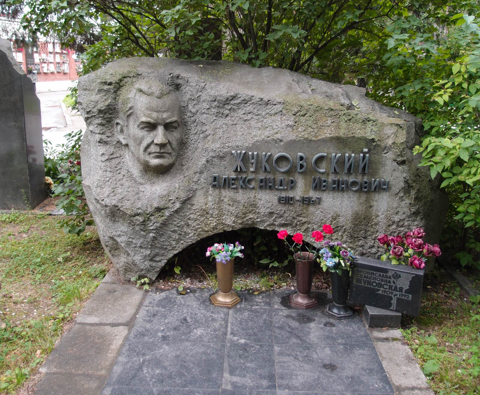 Памятник на могиле Жуковского А.И. (1910–1967), ск. В.Бобыль, арх. С.Феоктистов, на Новодевичьем кладбище (6–39–11). Нажмите левую кнопку мыши чтобы увидеть фрагмент памятника.