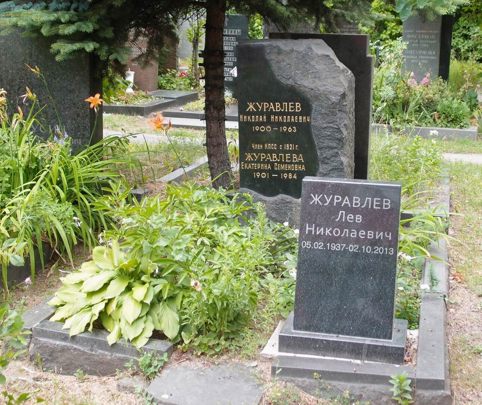 Памятник на могиле Журавлёва Н.Н. (1900–1963), на Новодевичьем кладбище (6–1–2).