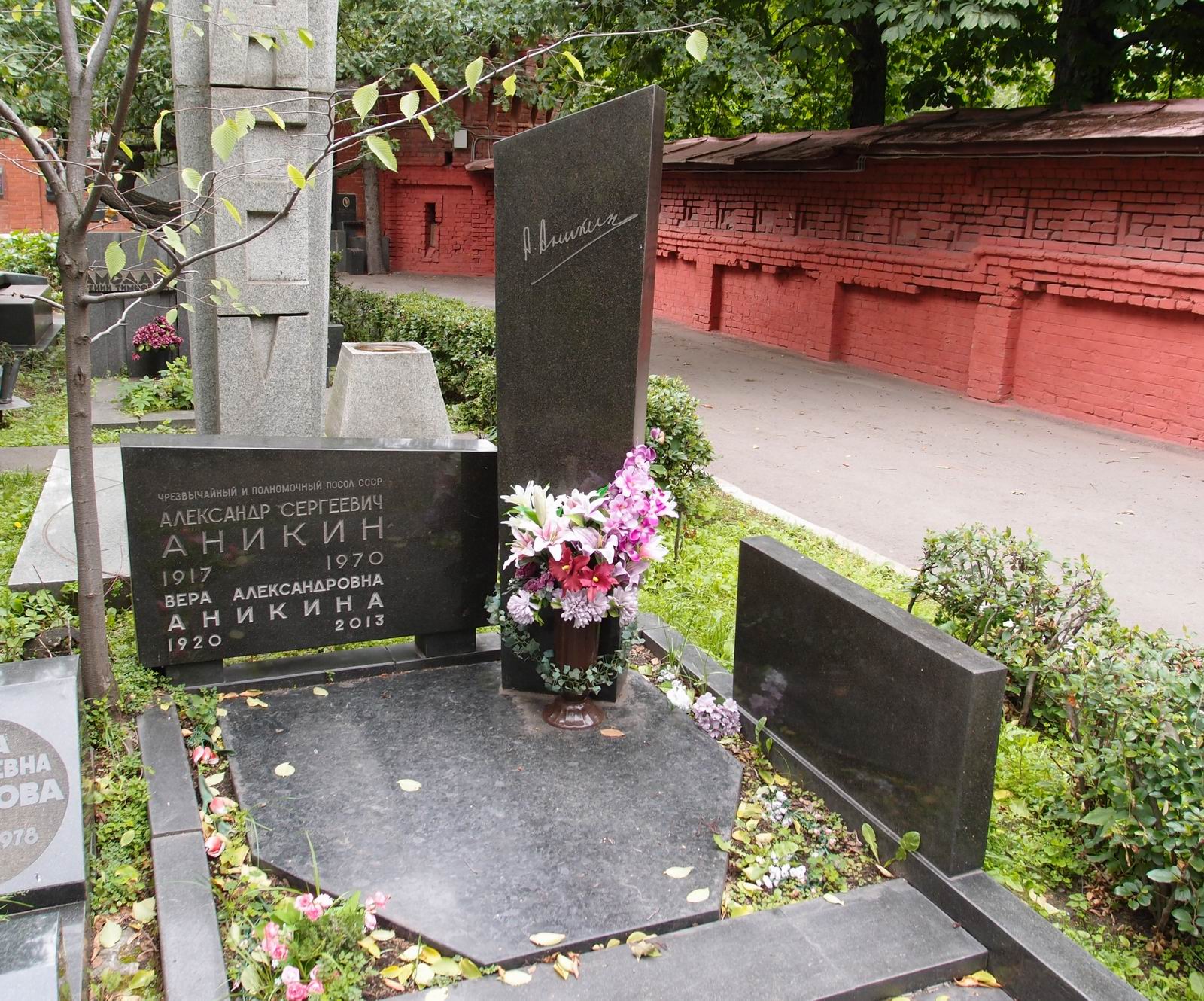 Памятник на могиле Аникина А.С. (1917–1970), арх. И.Шадрин, худ. Н.Аникин, на Новодевичьем кладбище (7–17–1).