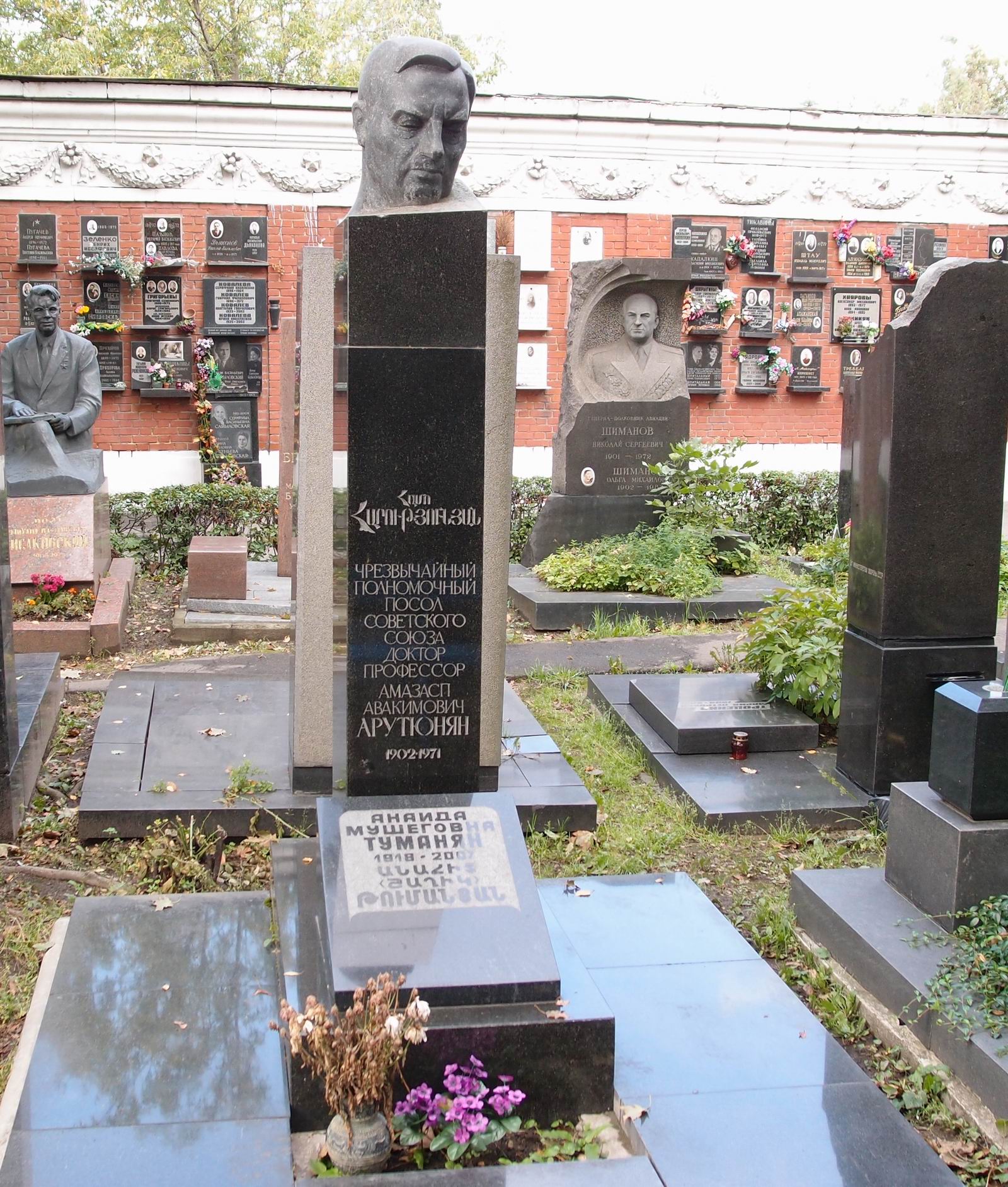 Памятник на могиле Арутюняна А.А. (1902–1971), ск. Н.Никогосян, арх. Т.Никогосян, на Новодевичьем кладбище (7–19–6).