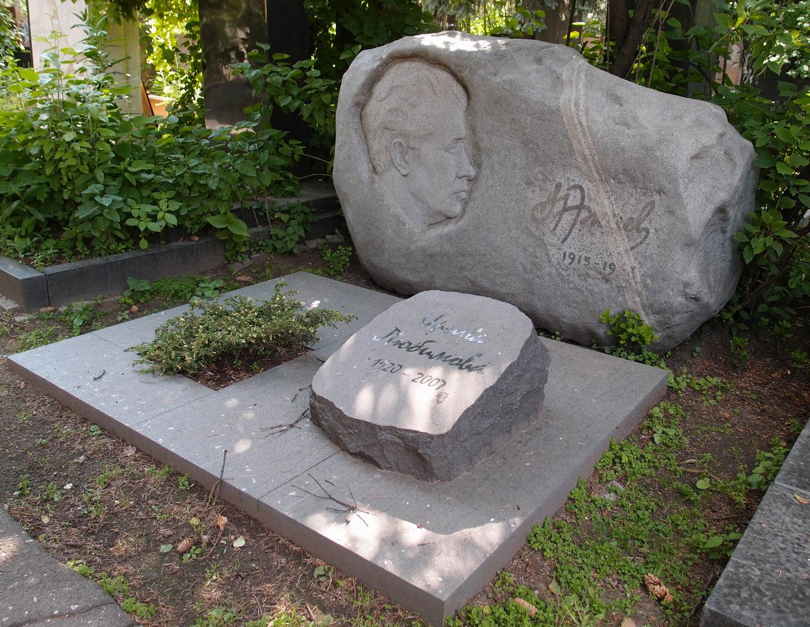 Памятник на могиле Ажаева В.Н. (1915–1968), ск. А.Елецкий, арх. А.Усачёв, на Новодевичьем кладбище (7–3–5). Нажмите левую кнопку мыши чтобы увидеть фрагмент памятника.