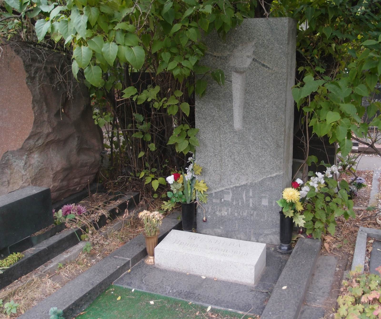 Памятник на могиле Брежнева М.А. (1918–1973), арх. В.Литвинов, на Новодевичьем кладбище (7–6–23).