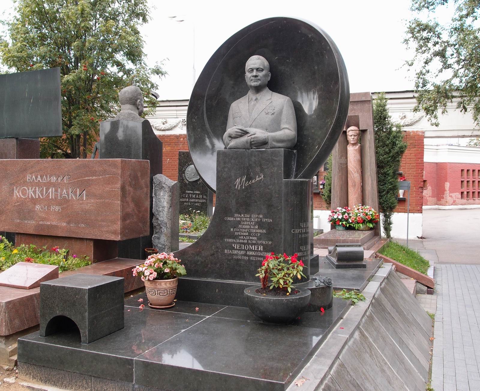 Памятник на могиле Челомея В.Н. (1914–1984), ск. В.Сонин, на Новодевичьем кладбище (7–21–9). Нажмите левую кнопку мыши чтобы увидеть фрагмент памятника.