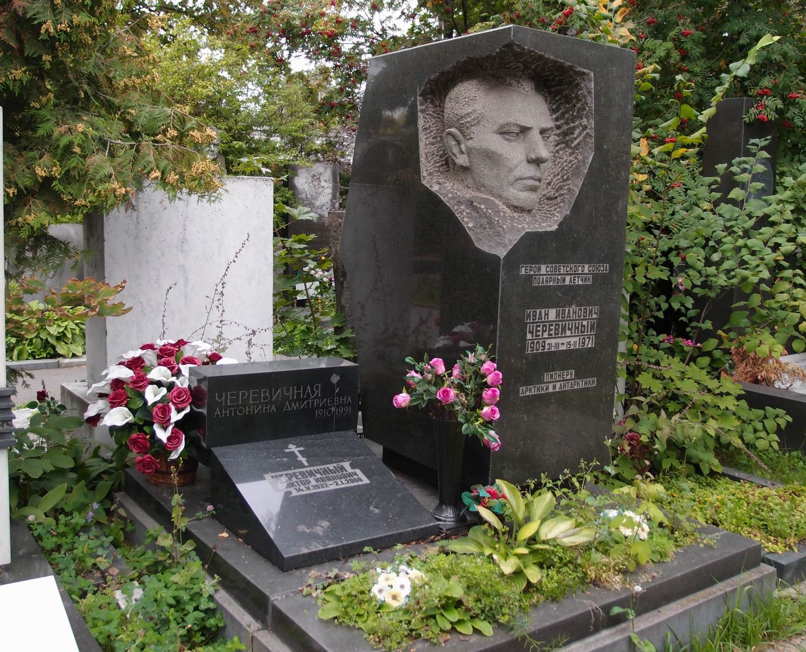 Памятник на могиле Черевичного И.И. (1909–1971), ск. В.Пилипер, на Новодевичьем кладбище (7–15–10). Нажмите левую кнопку мыши чтобы увидеть фрагмент памятника.