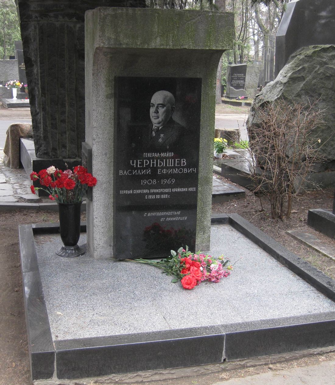 Памятник на могиле Чернышёва В.Е. (1908–1969), на Новодевичьем кладбище (7–2–14).