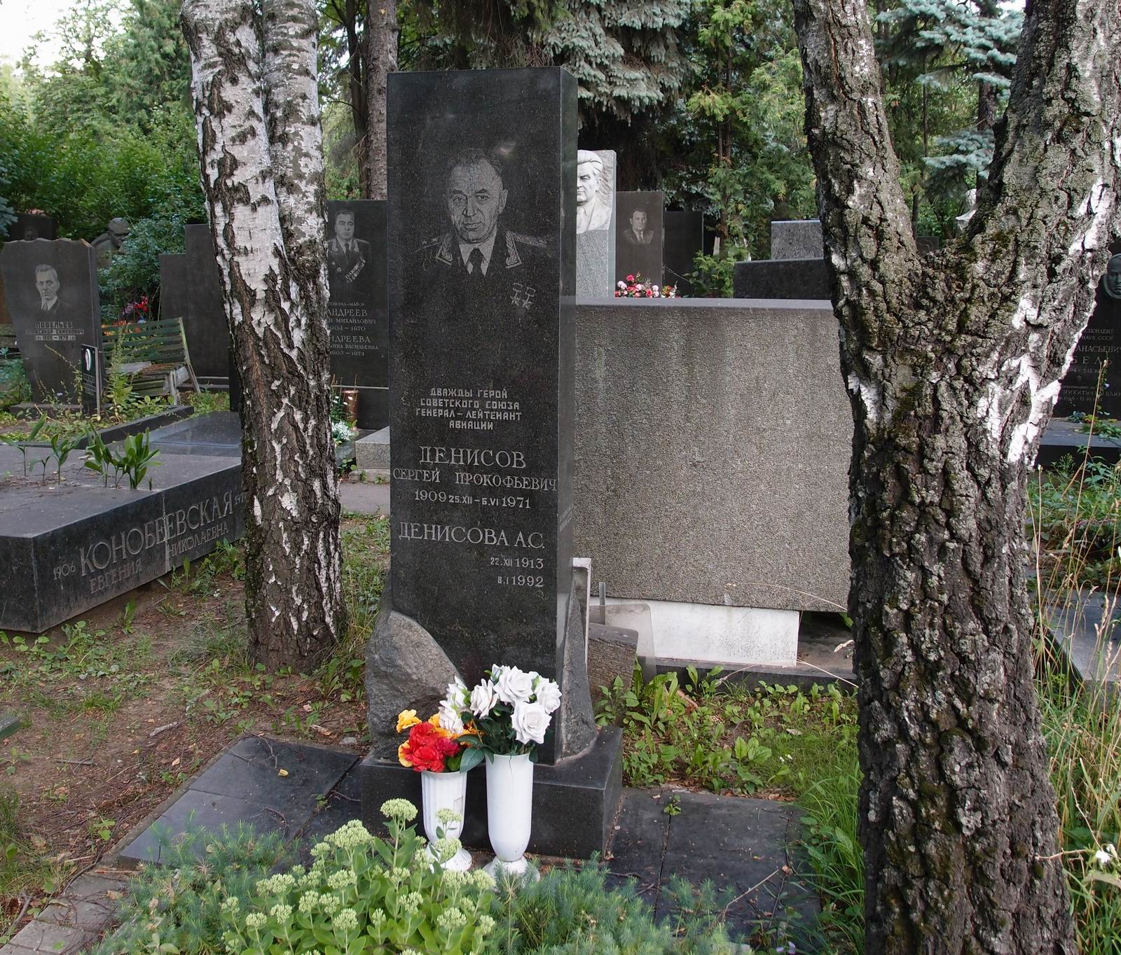 Памятник на могиле Денисова С.П. (1909–1971), на Новодевичьем кладбище (7–14–7).