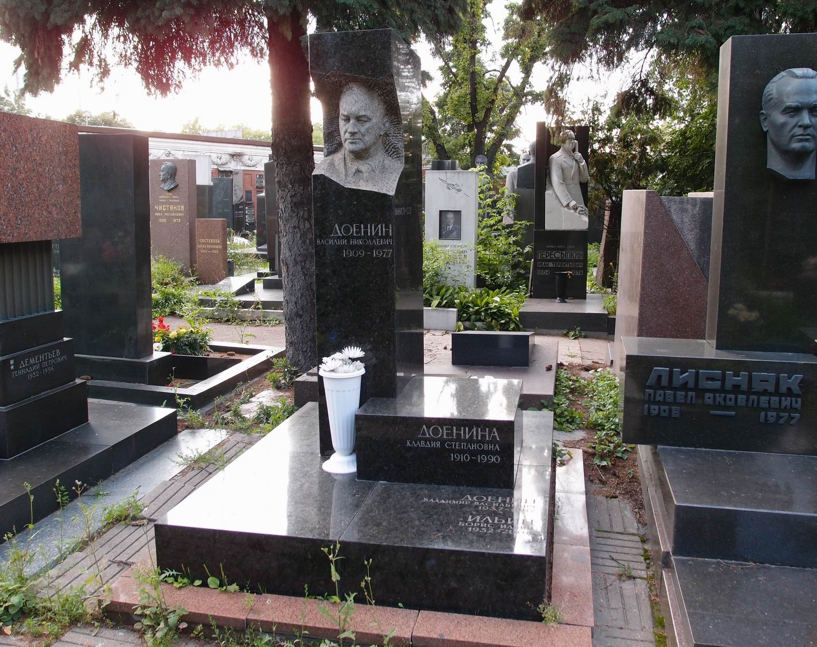 Памятник на могиле Доенина В.Н. (1909–1977), ск. Л.Кербель, арх. В.Быков, на Новодевичьем кладбище (7–13–12).