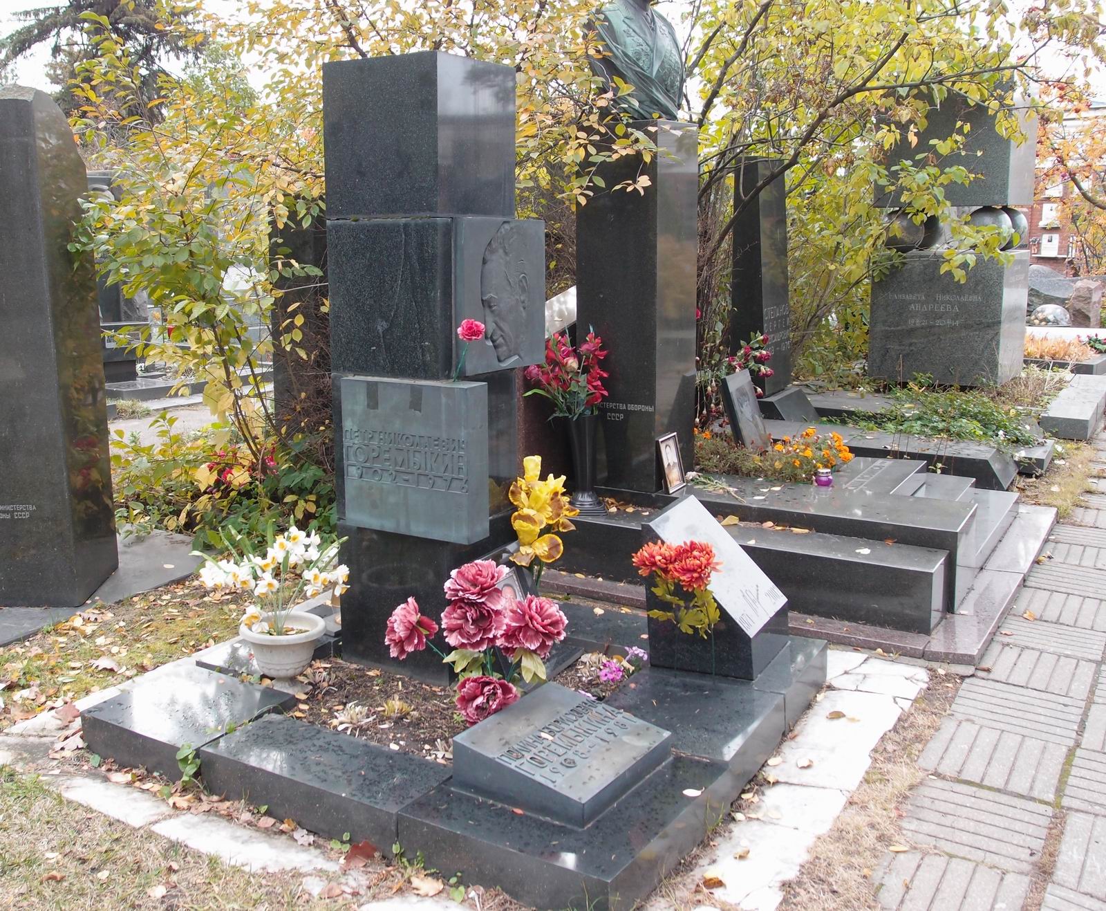 Памятник на могиле Горемыкина П.Н. (1902–1976), ск. Н.Иванов, арх. А.Никонов, на Новодевичьем кладбище (7–12–13).