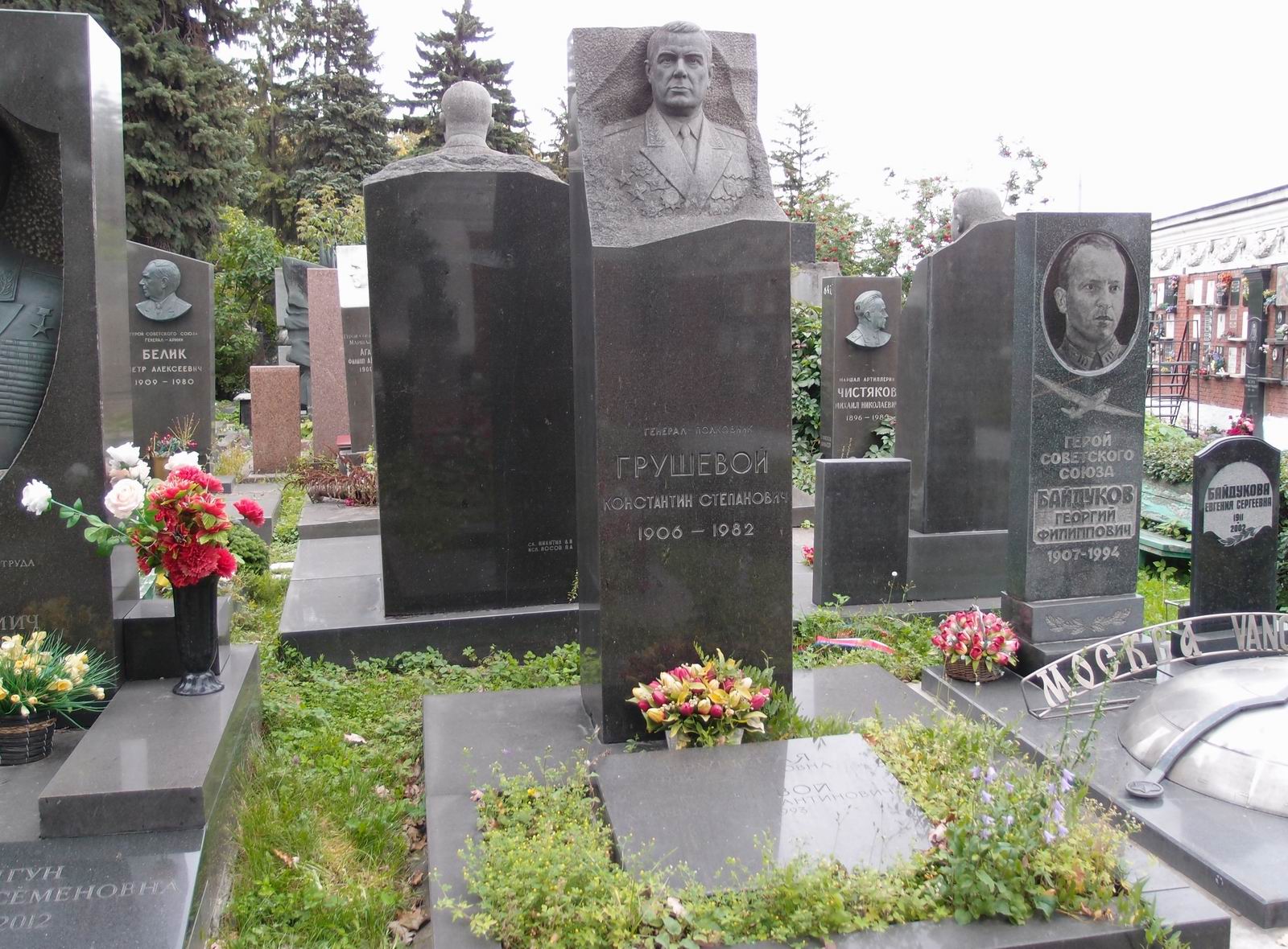 Памятник на могиле Грушевого К.С. (1906–1982), на Новодевичьем кладбище (7–18–17).
