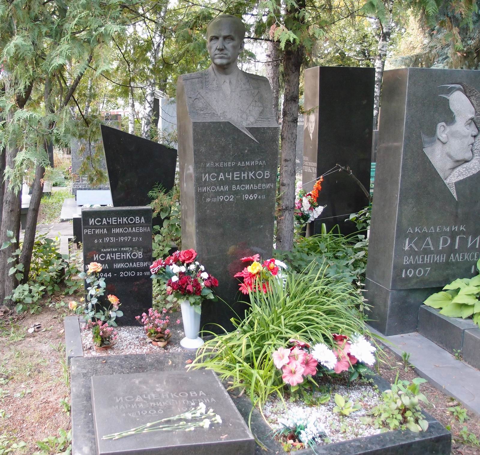 Памятник на могиле Исаченкова Н.В. (1902–1969), ск. Г.Постников, на Новодевичьем кладбище (7–9–8).