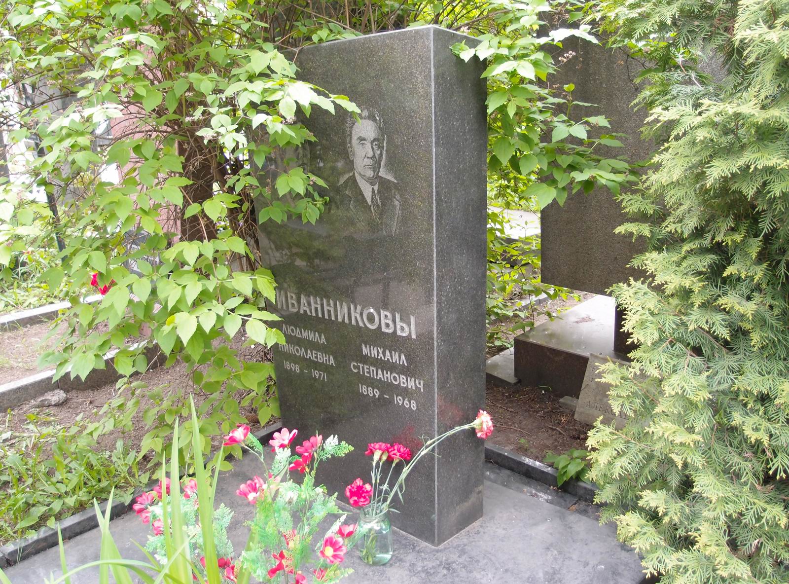 Памятник на могиле Иванникова М.С. (1889–1968), на Новодевичьем кладбище (7–5–8).