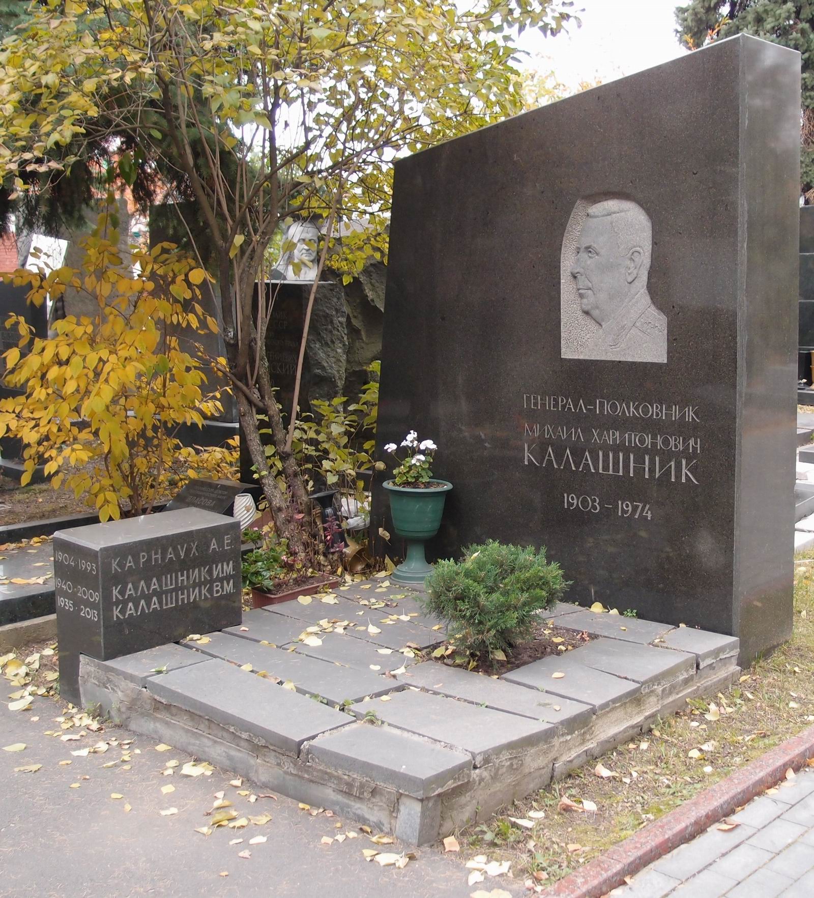Памятник на могиле Калашника М.Х. (1903–1974), ск. В.Сонин, арх. Ю.Кривушенко, на Новодевичьем кладбище (7–9–13).