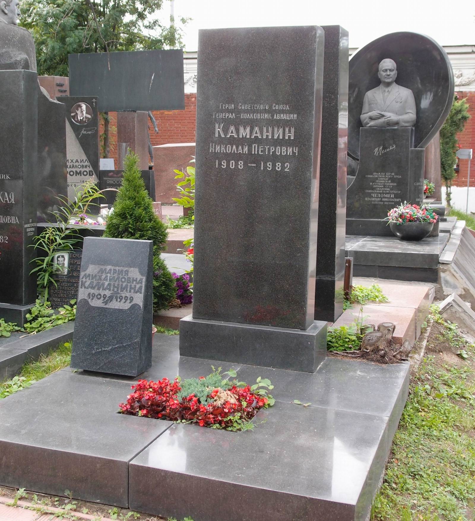 Памятник на могиле Каманина Н.П. (1908–1982), арх. Е.Ефремов, на Новодевичьем кладбище (7–19–12).