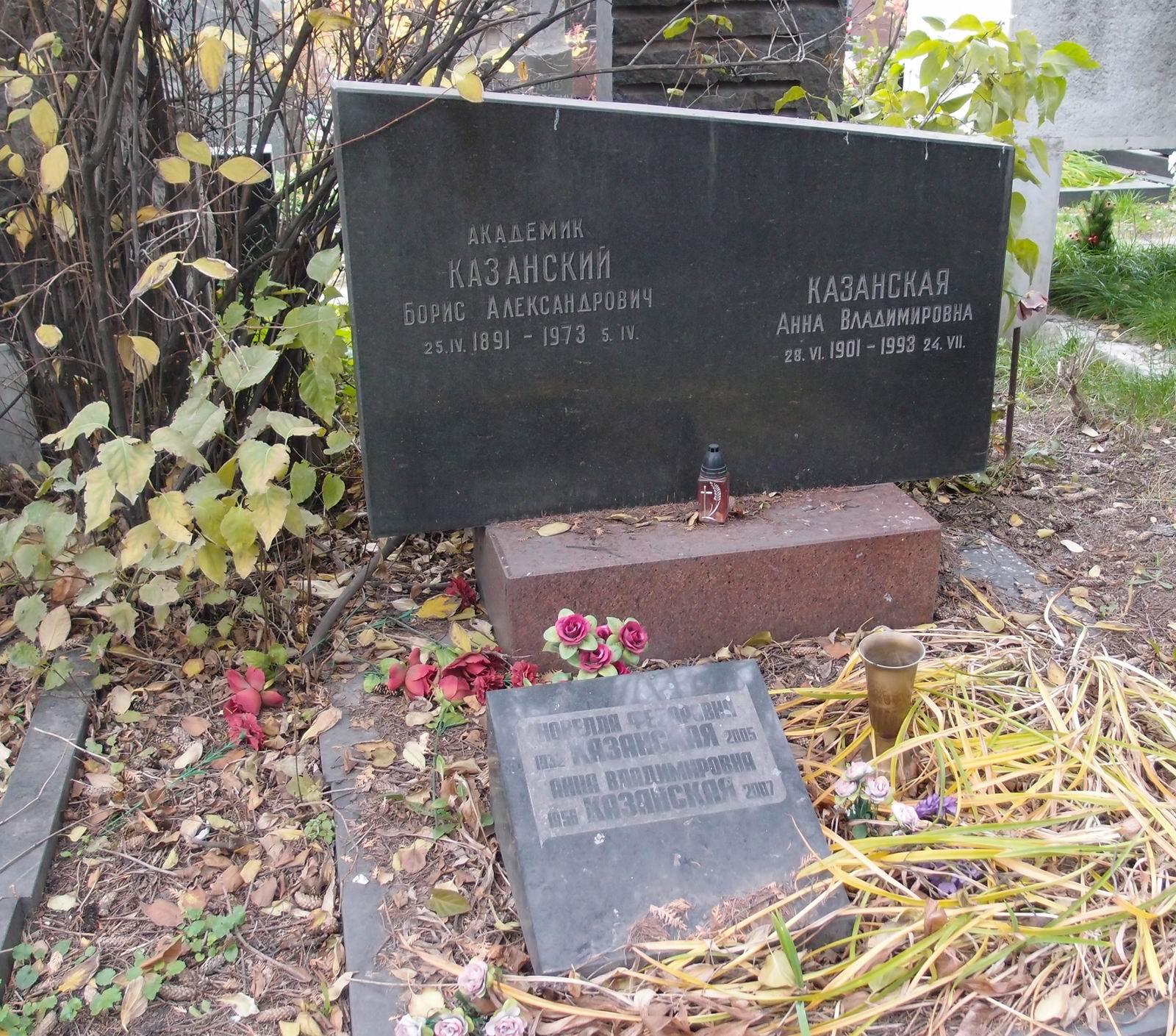 Памятник на могиле Казанского Б.А. (1891–1973), на Новодевичьем кладбище (7–5–21).