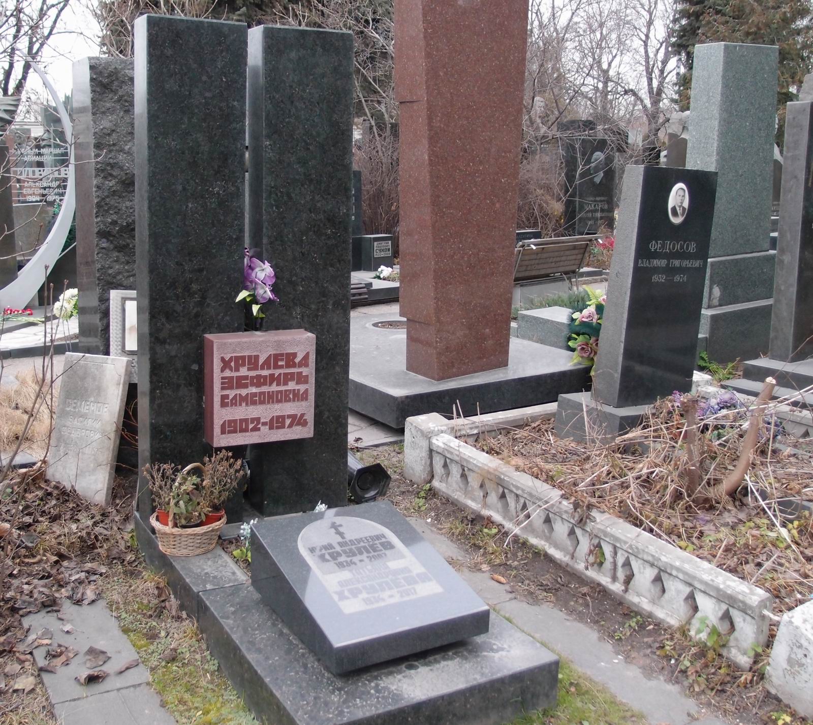 Памятник на могиле Хрулёвой Э.С. (1902–1974), арх. Г.Котов, на Новодевичьем кладбище (7–9–19).