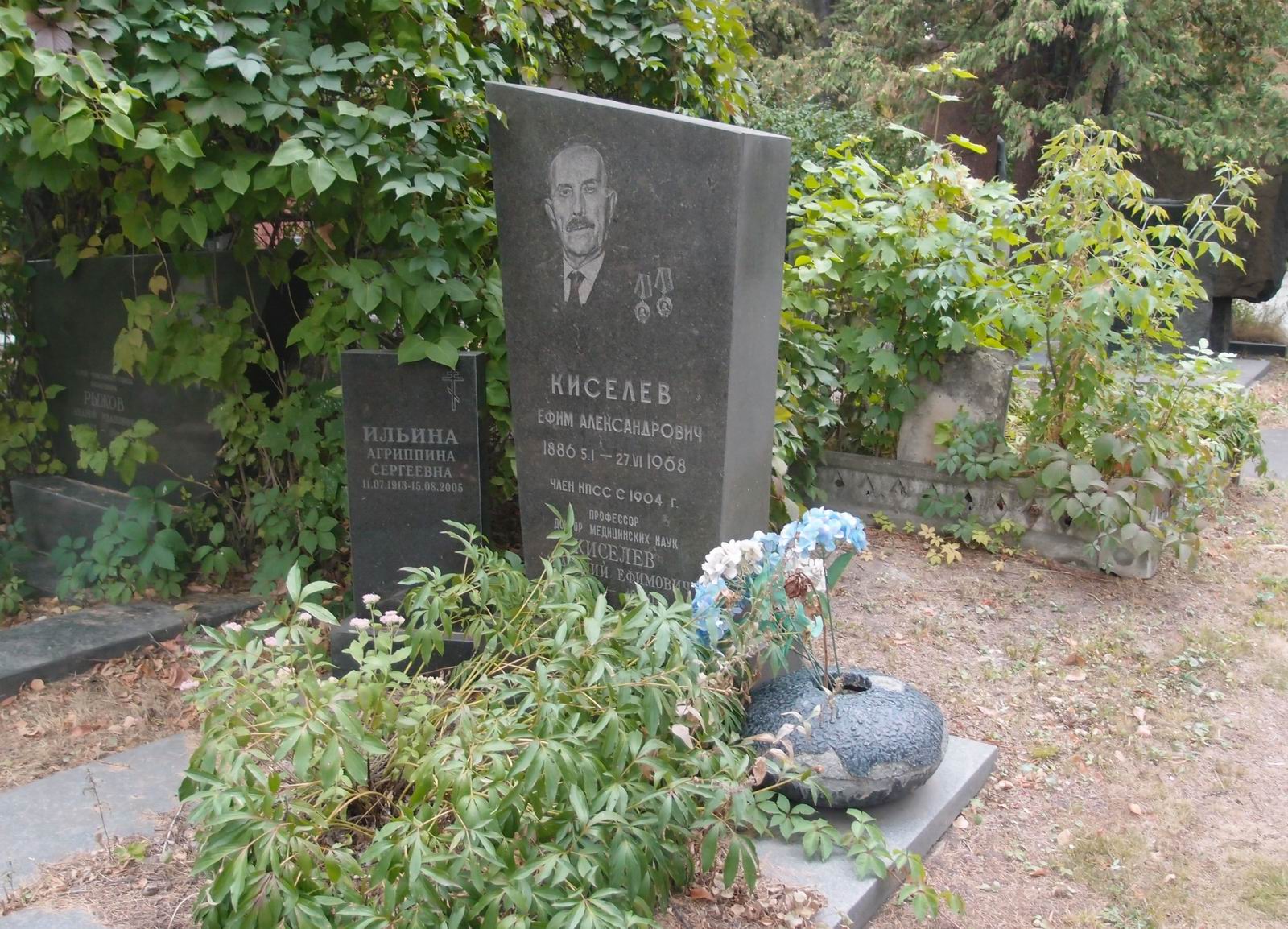 Памятник на могиле Киселёва Е.А. (1886–1968), на Новодевичьем кладбище (7–4–12).
