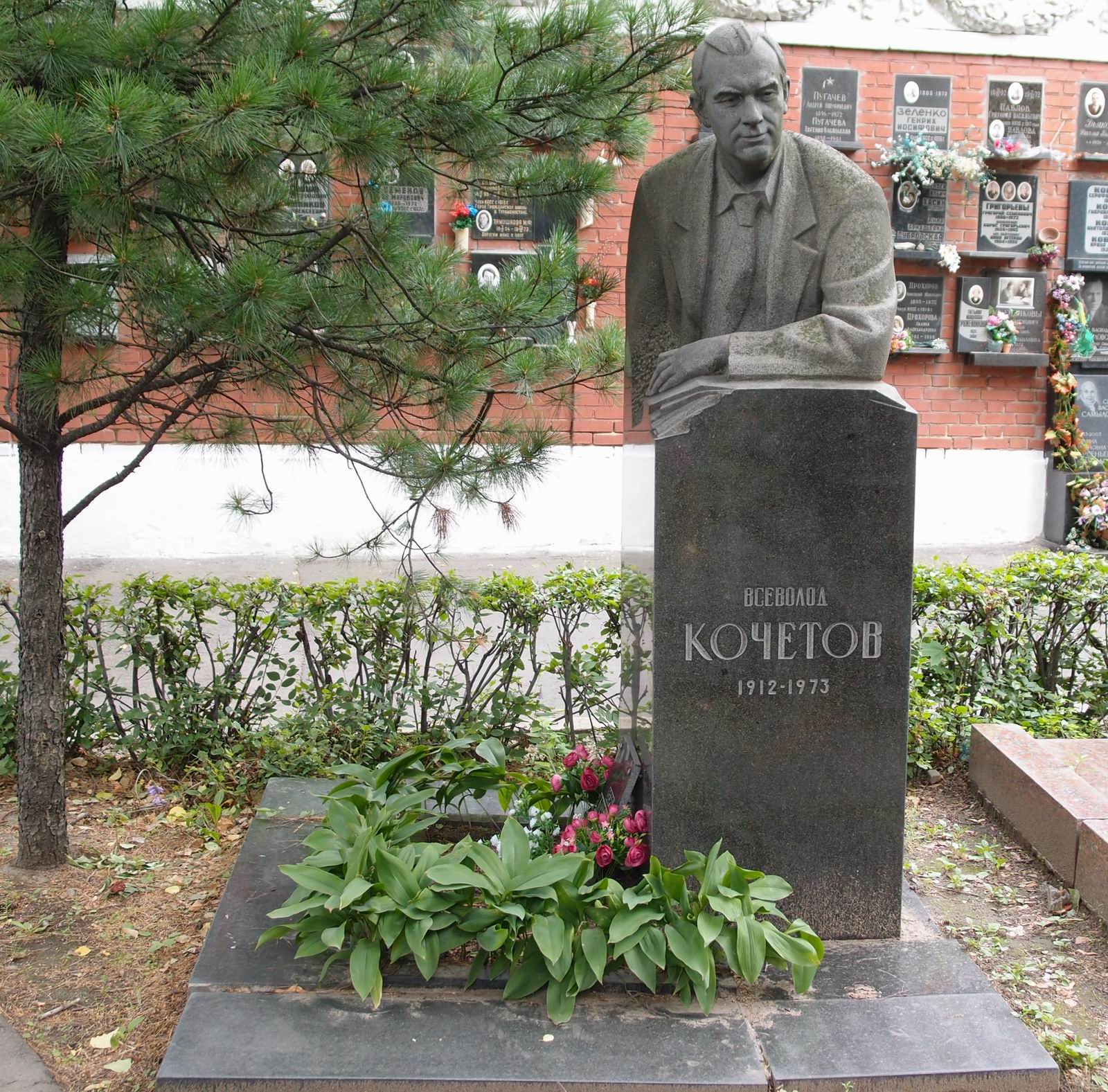 Памятник на могиле Кочетова В.А. (1912–1973), ск. Б.Едунов, арх. М.Насекин, на Новодевичьем кладбище (7–21–8).