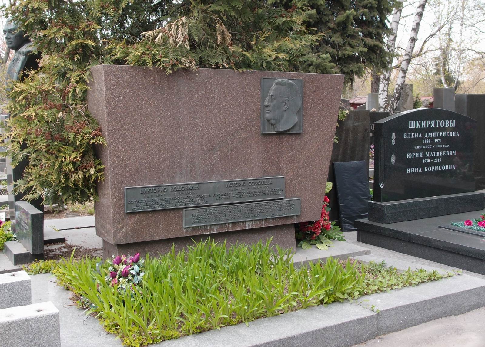 Памятник на могиле Кодовилья Викторио (1894–1970), ск. Девото, арх. Г.Гаврилов, на Новодевичьем кладбище (7–11–11).