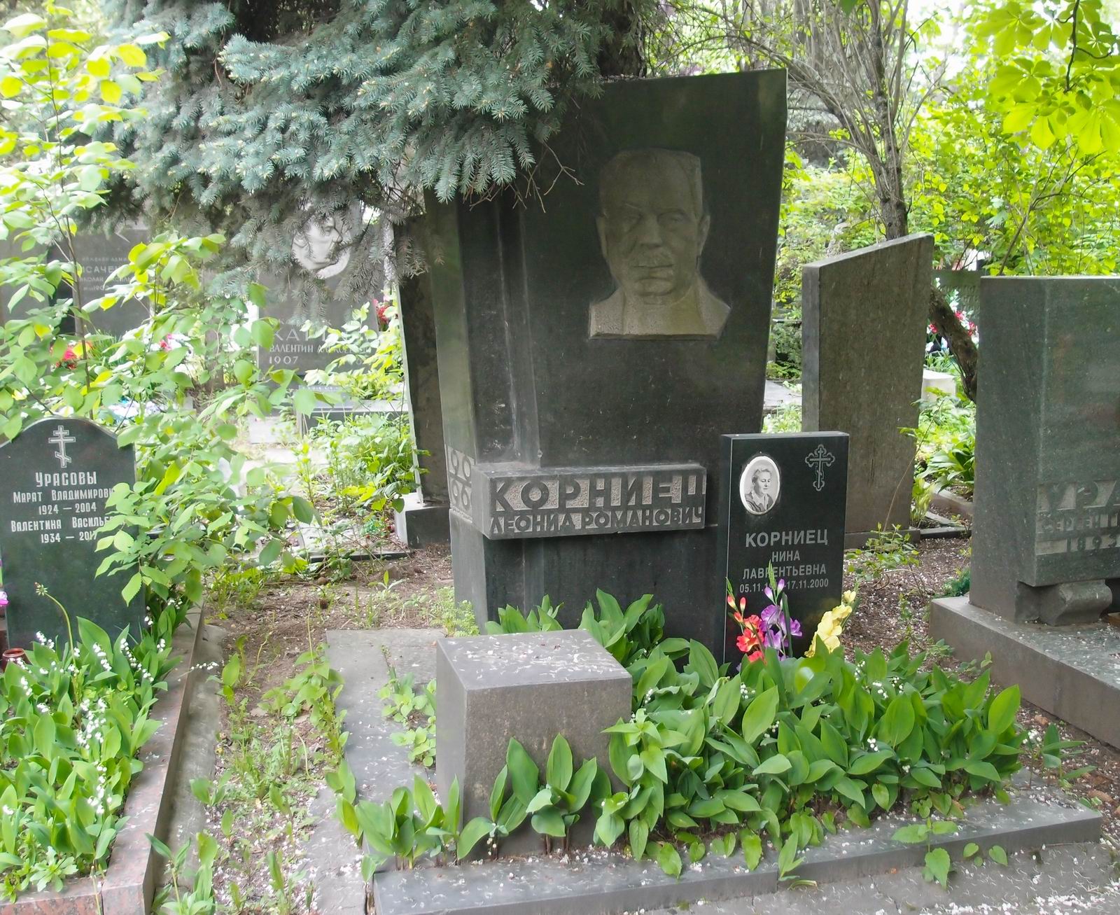 Памятник на могиле Корниеца Л.Р. (1901–1969), на Новодевичьем кладбище (7–7–6).