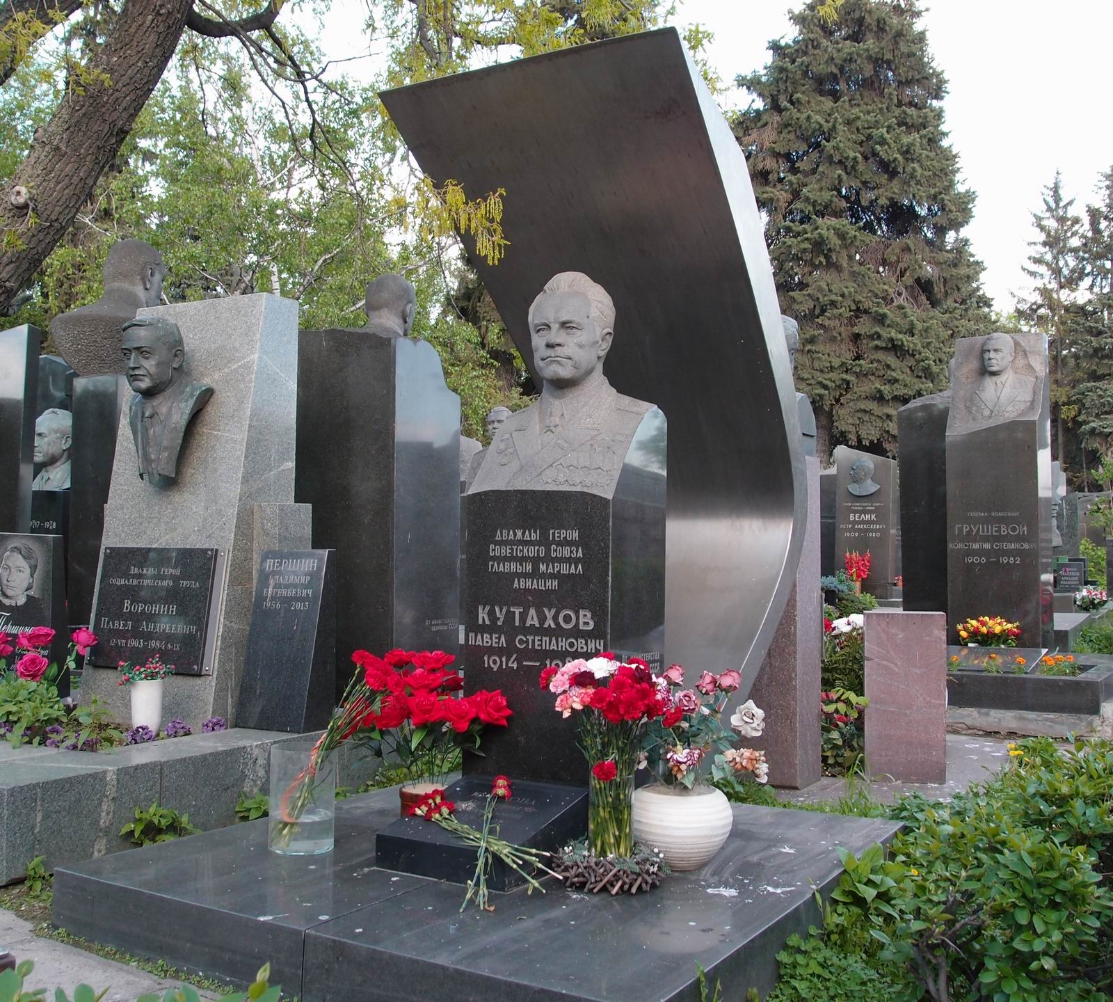 Памятник на могиле Кутахова П.С. (1914–1984), ск. А.Врубель, арх. Е.Ефремов, на Новодевичьем кладбище (7–20–14).