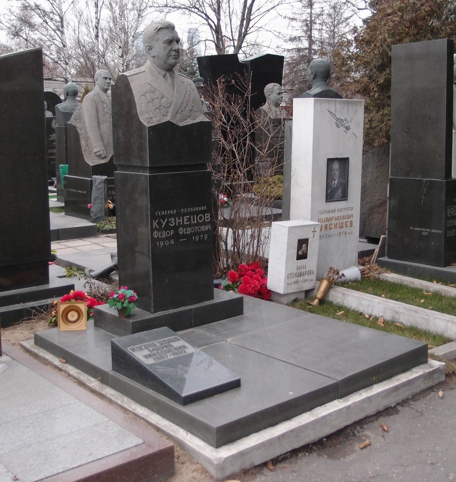 Памятник на могиле Кузнецова Ф.Ф. (1904–1979), ск. А.Елецкий, на Новодевичьем кладбище (7–15–15).