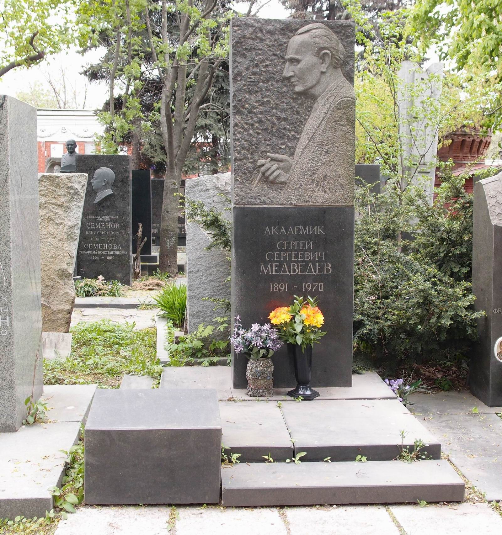 Памятник на могиле Медведева С.С. (1891–1970), ск. Н.Шмидт, арх. А.Усачёв, на Новодевичьем кладбище (7–15–3).