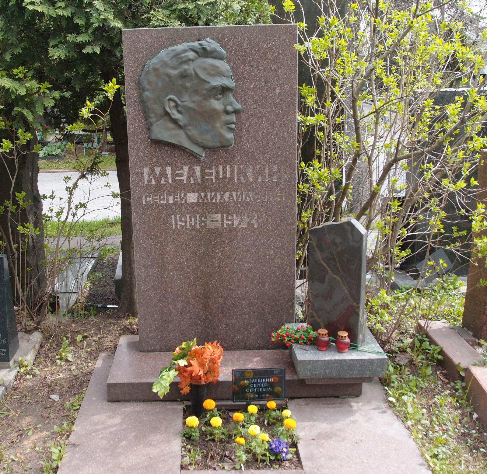 Памятник на могиле Мелешкина С.М. (1906–1972), на Новодевичьем кладбище (7–2–22).