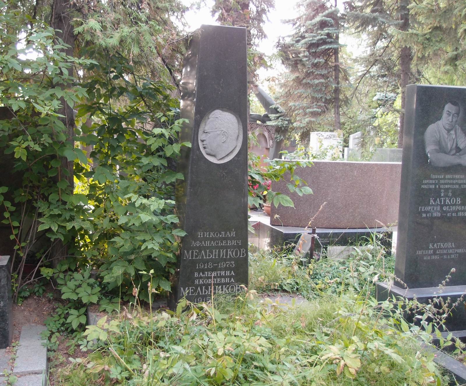 Памятник на могиле Мельникова Н.А. (1918–1973), ск. Г.Потапов, арх. Т.Муравьёва, на Новодевичьем кладбище (7–3–17).