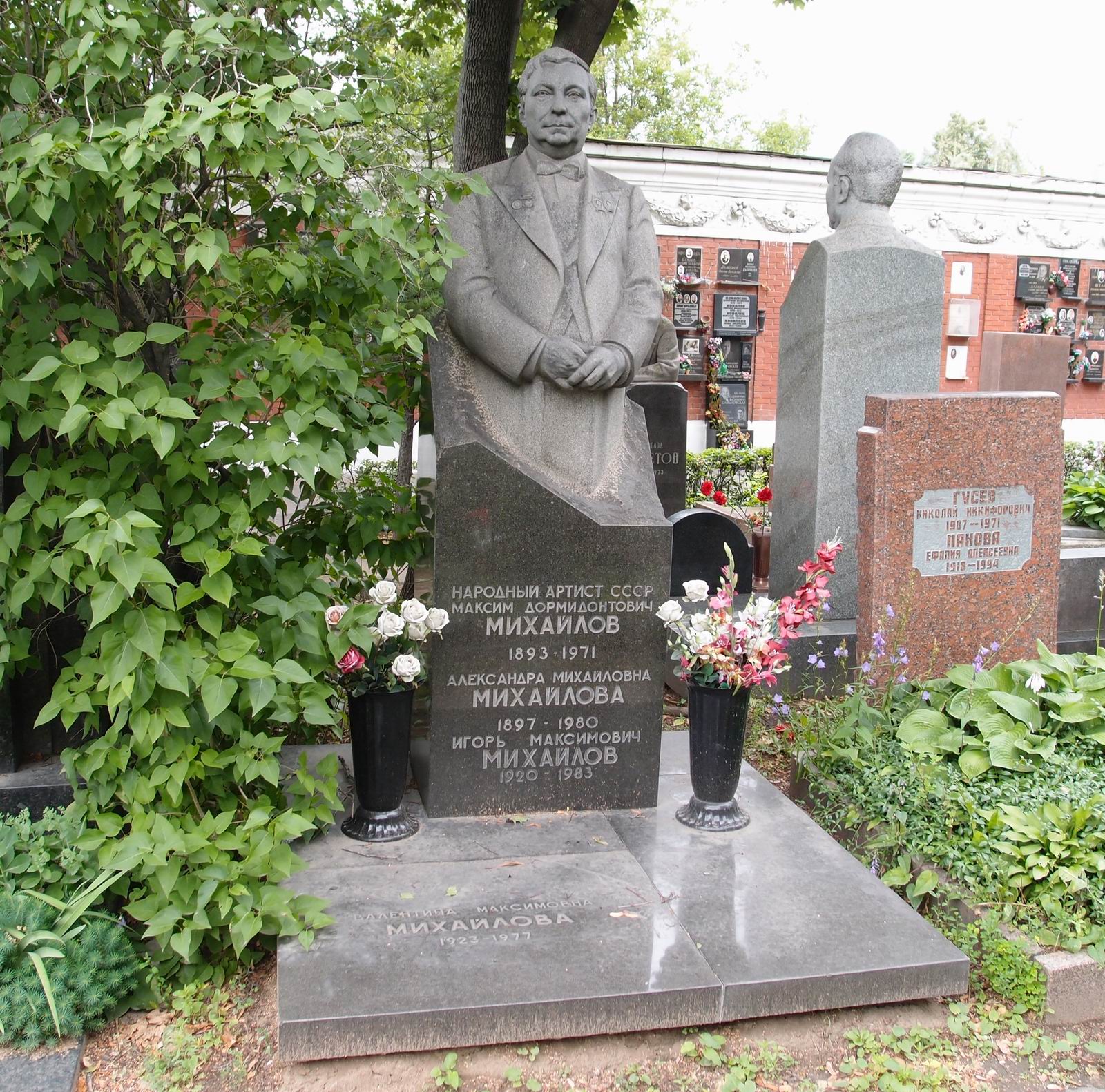 Памятник на могиле Михайлова М.Д. (1893–1971), ск. А.Елецкий, арх. А.Усачёв, на Новодевичьем кладбище (7–19–9). Нажмите левую кнопку мыши, чтобы увидеть часть памятника крупно.