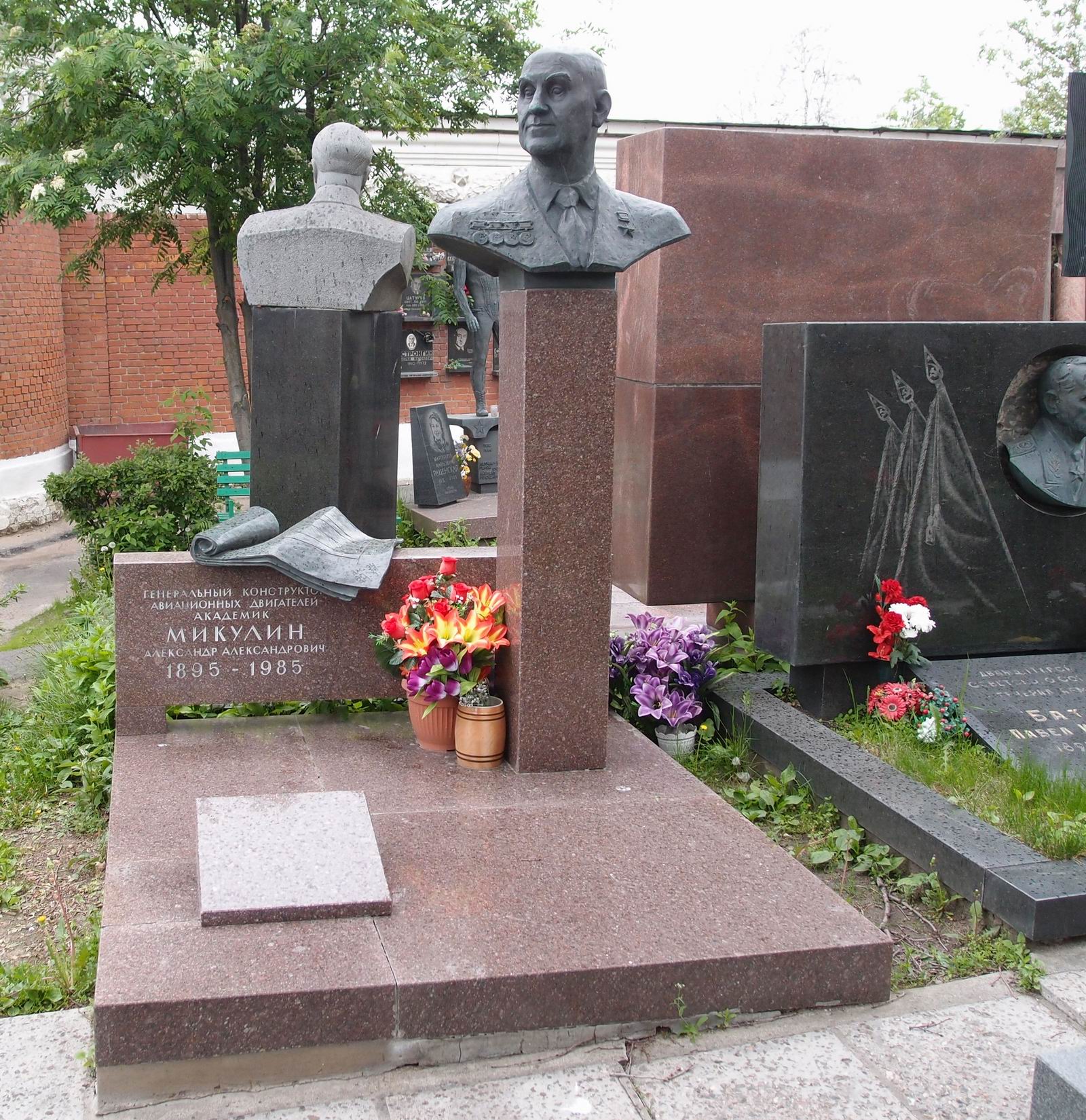 Памятник на могиле Микулина А.А. (1895–1985), ск. М.Воскресенская, арх. И.Смирнов, на Новодевичьем кладбище (7–21–13).