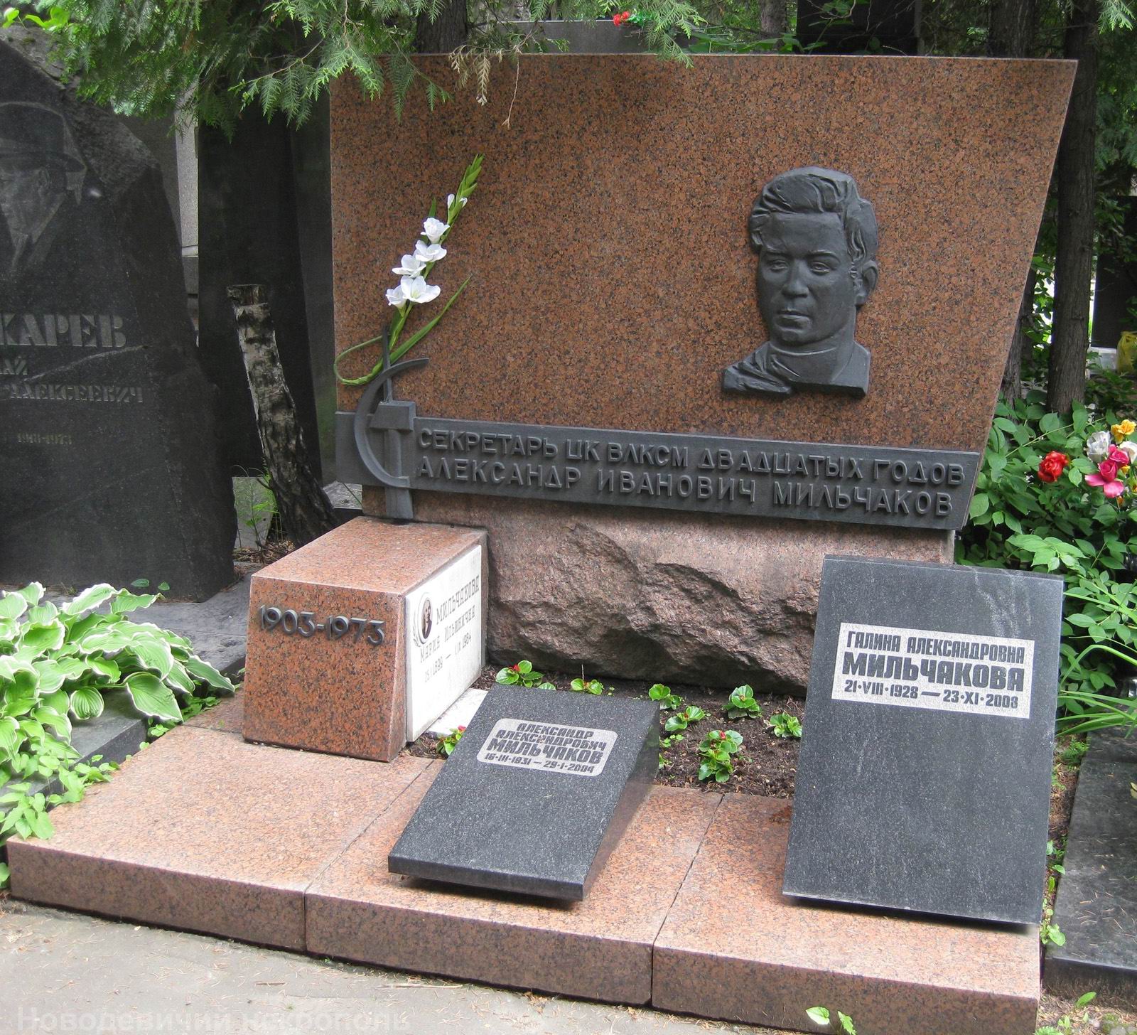 Памятник на могиле Мильчакова А.И. (1903–1973), арх. А.Заварзин, на Новодевичьем кладбище (7–4–15).