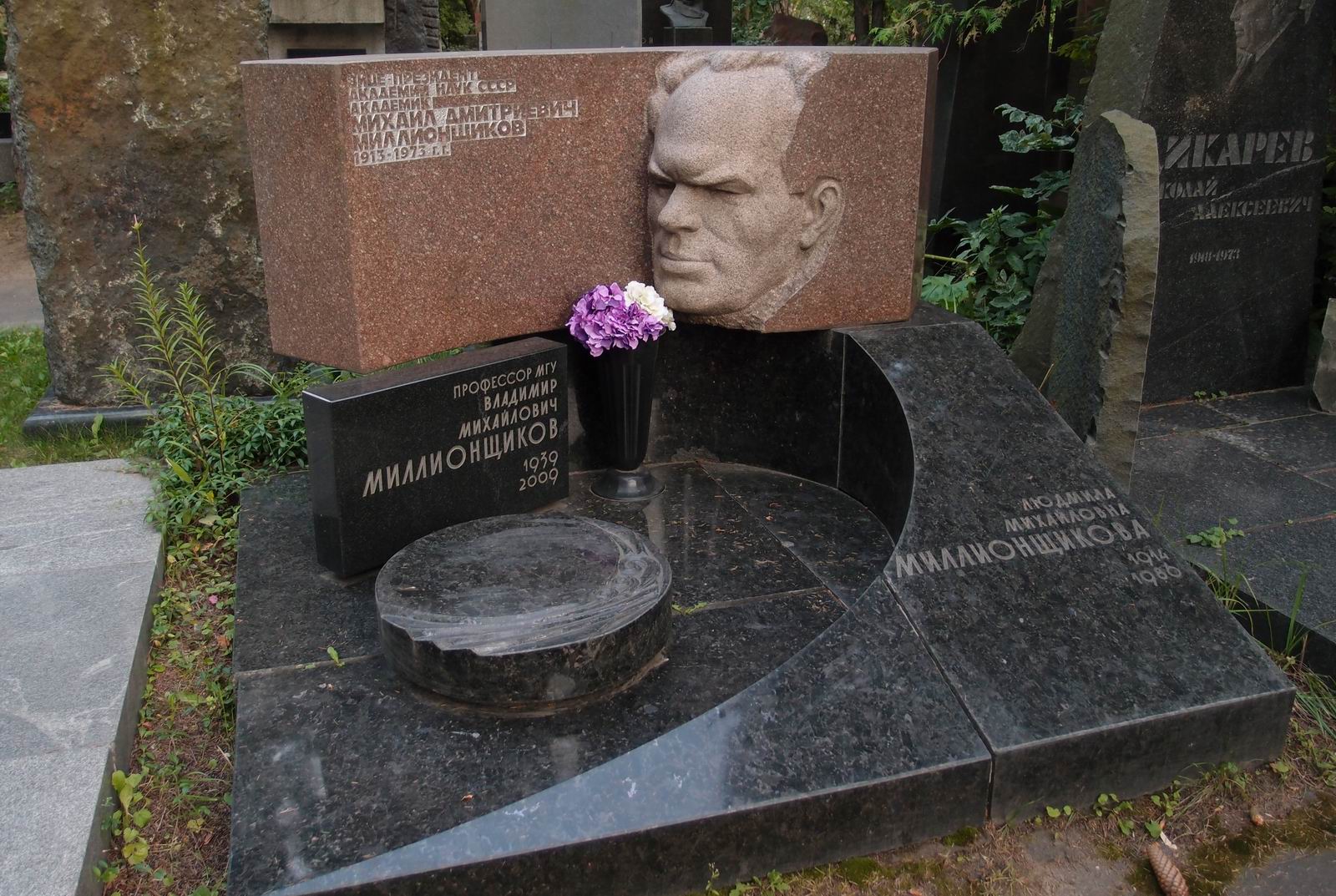 Памятник на могиле Миллионщикова М.Д. (1913–1973), ск. А.Постол, И.Постол, арх. А.Бурмистров, на Новодевичьем кладбище (7–4–13).