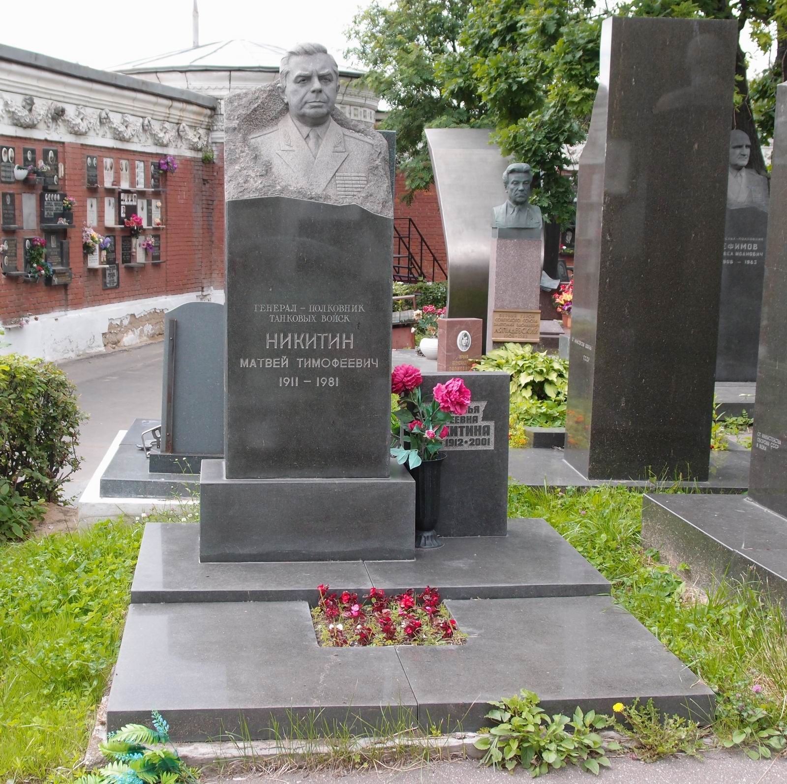 Памятник на могиле Никитина М.Т. (1911–1981), ск. А.Елецкий, арх. Е.Ефремов, на Новодевичьем кладбище (7–17–19).