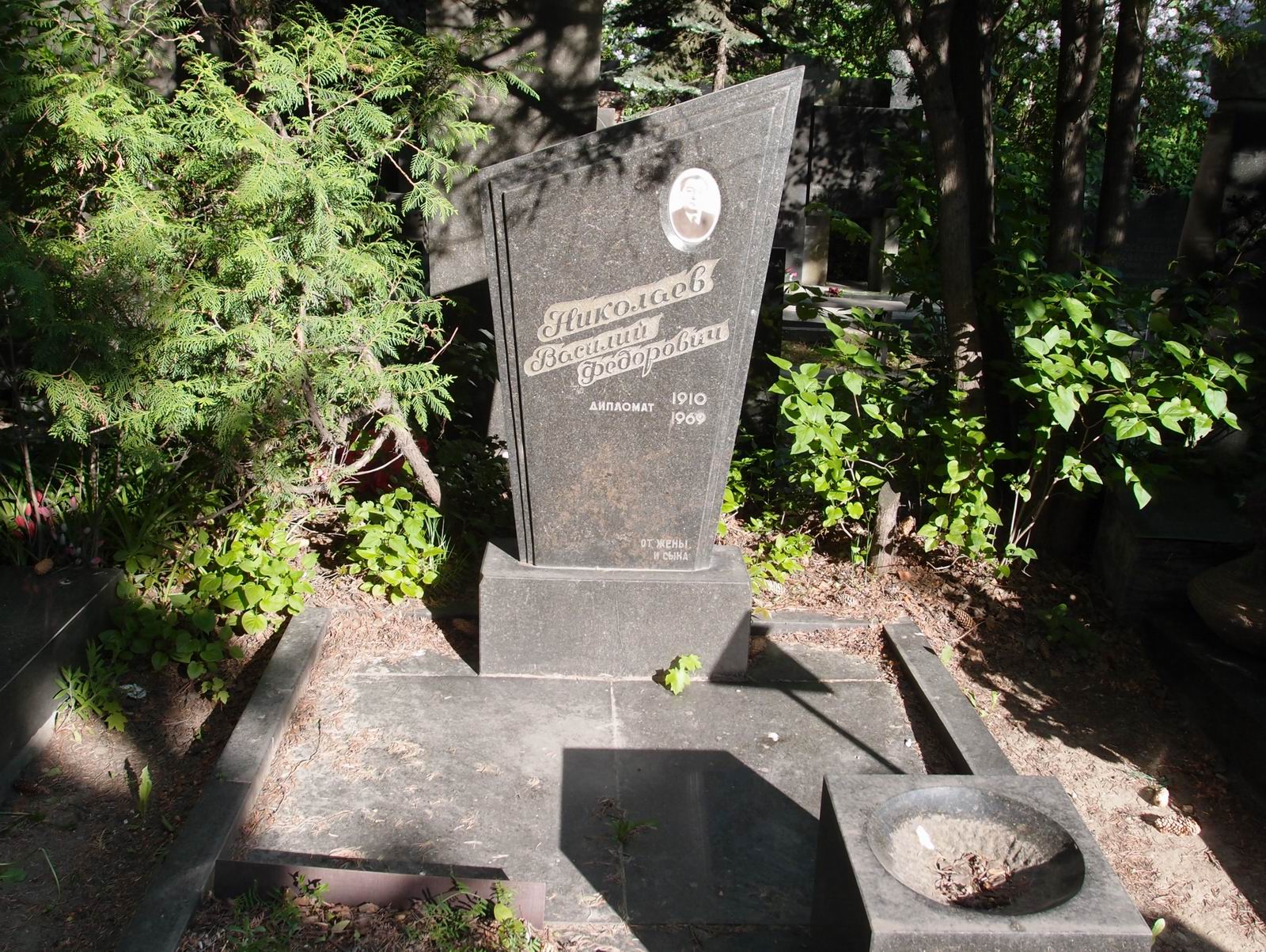 Памятник на могиле Николаева В.Ф. (1910–1969), на Новодевичьем кладбище (7–10–8).
