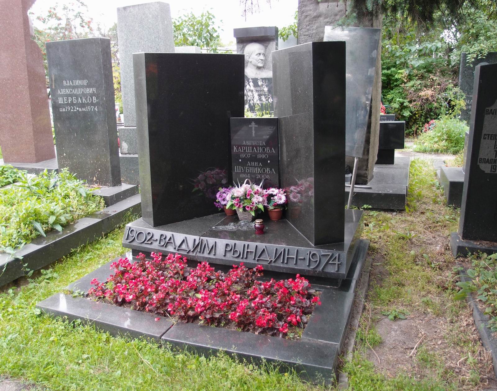 Памятник на могиле Рындина В.Ф. (1902–1974), арх. В.Либсон, на Новодевичьем кладбище (7–9–16).