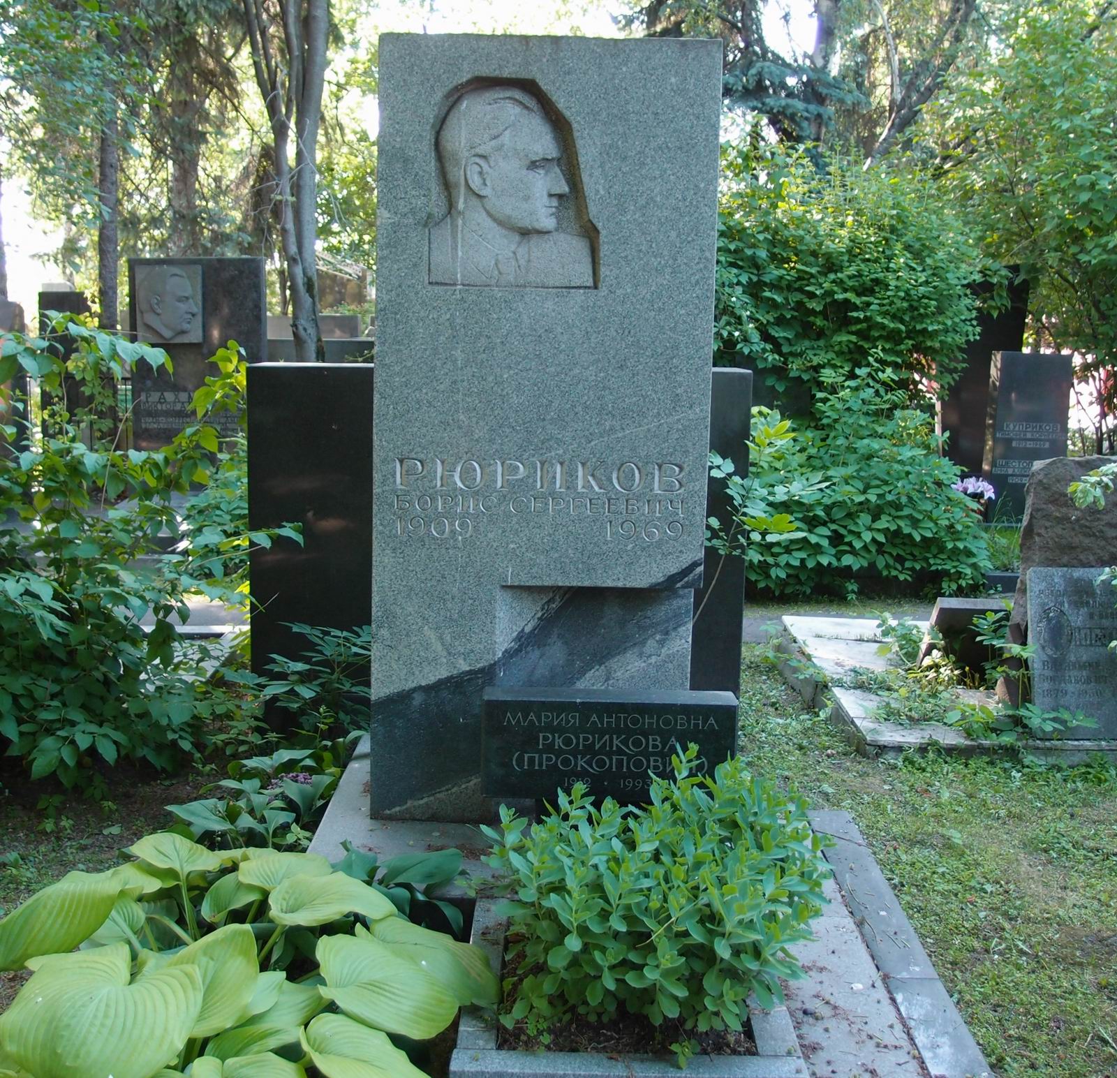 Памятник на могиле Рюрикова Б.С. (1909–1969), ск. Д.Калинин, арх. В.Калинин, на Новодевичьем кладбище (7–7–3).